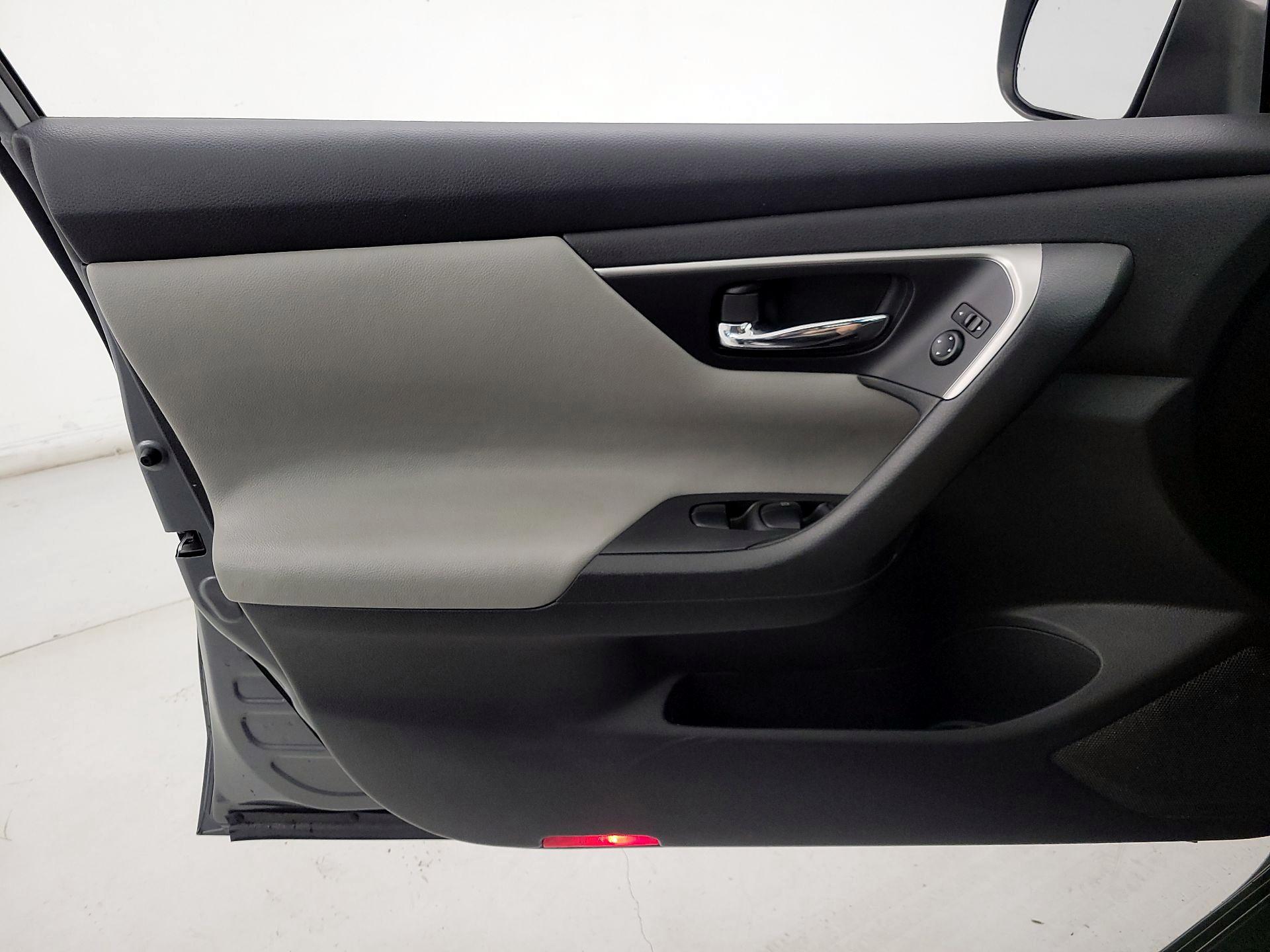 Thumbnail: 2015 Nissan Altima - 12