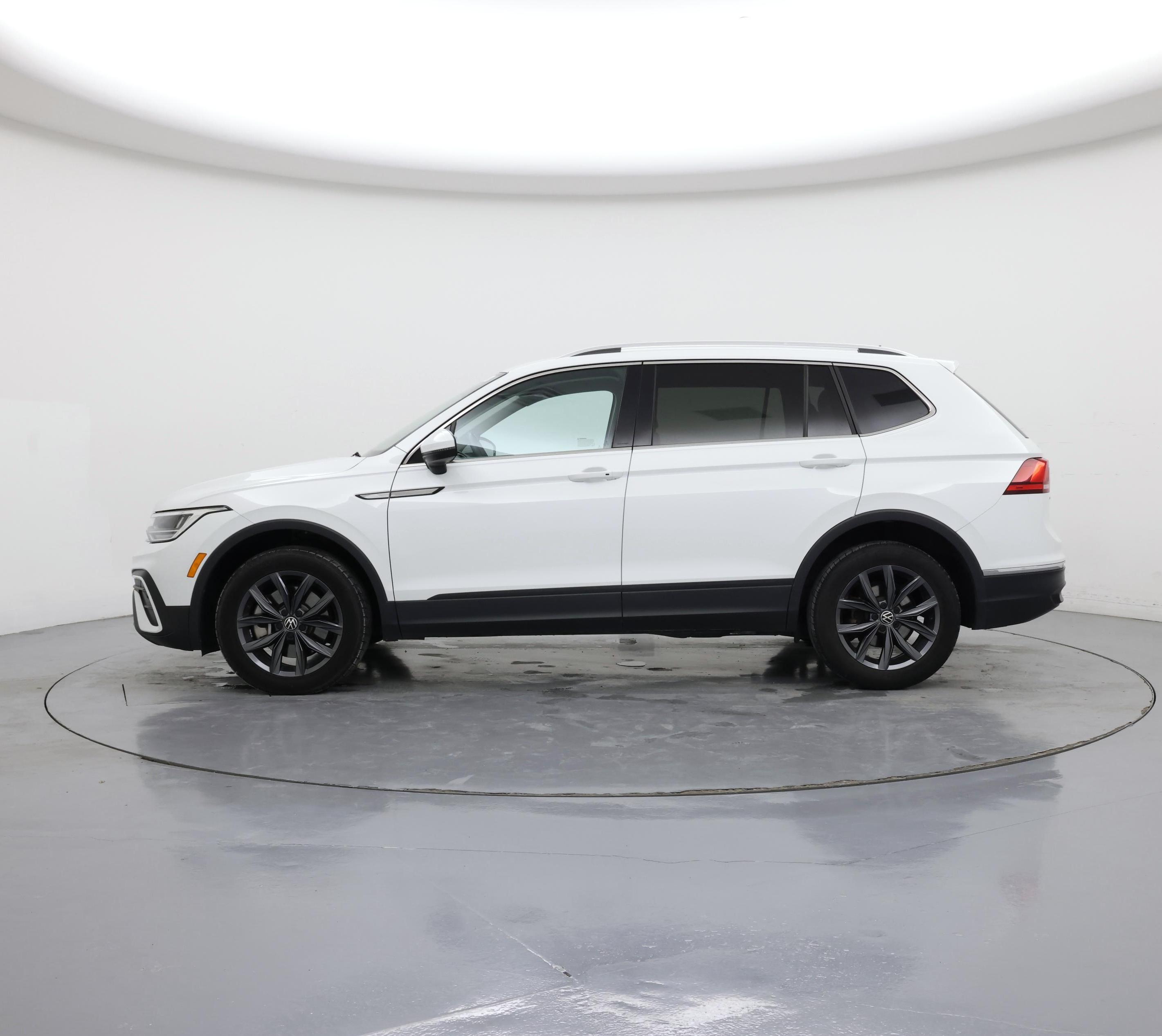 Thumbnail: 2022 Volkswagen Tiguan - 3