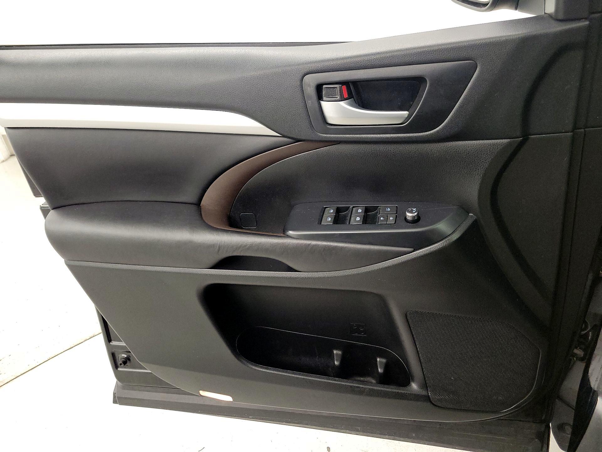 Thumbnail: 2017 Toyota Highlander - 12