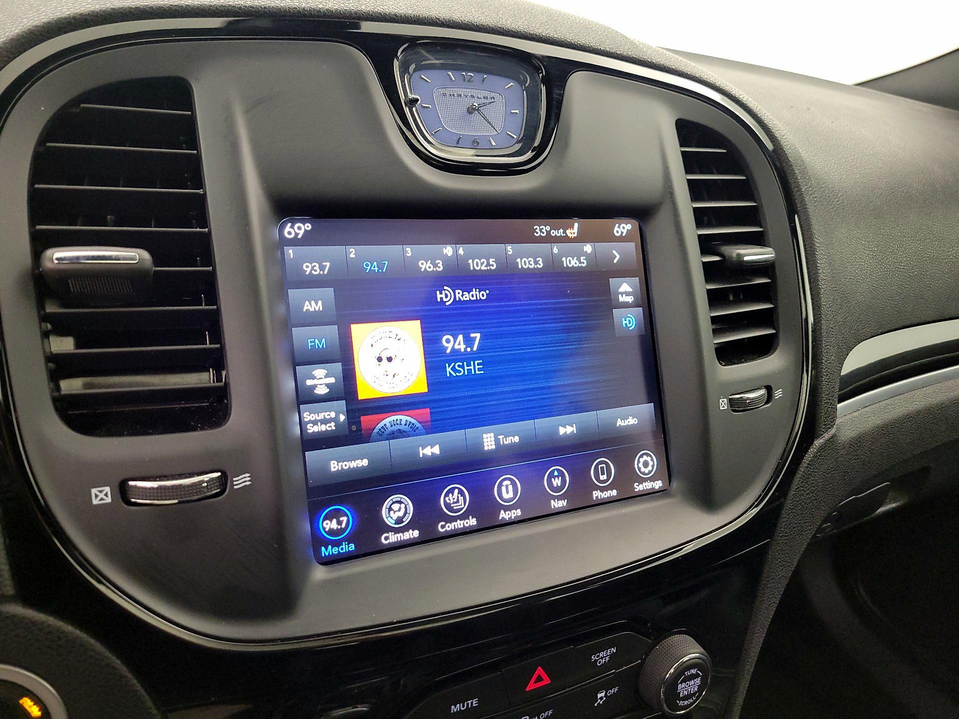 Thumbnail: 2023 Chrysler 300 - 16