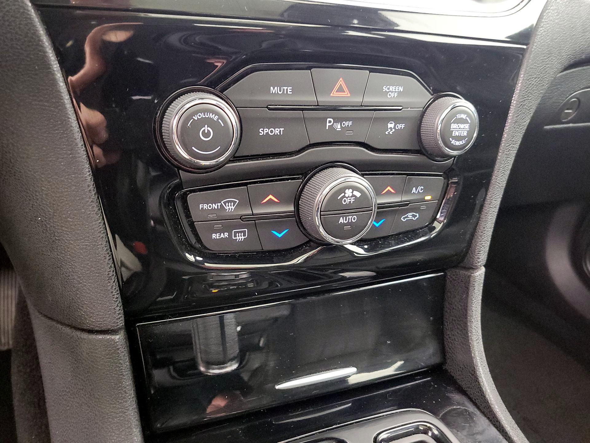 Thumbnail: 2023 Chrysler 300 - 17