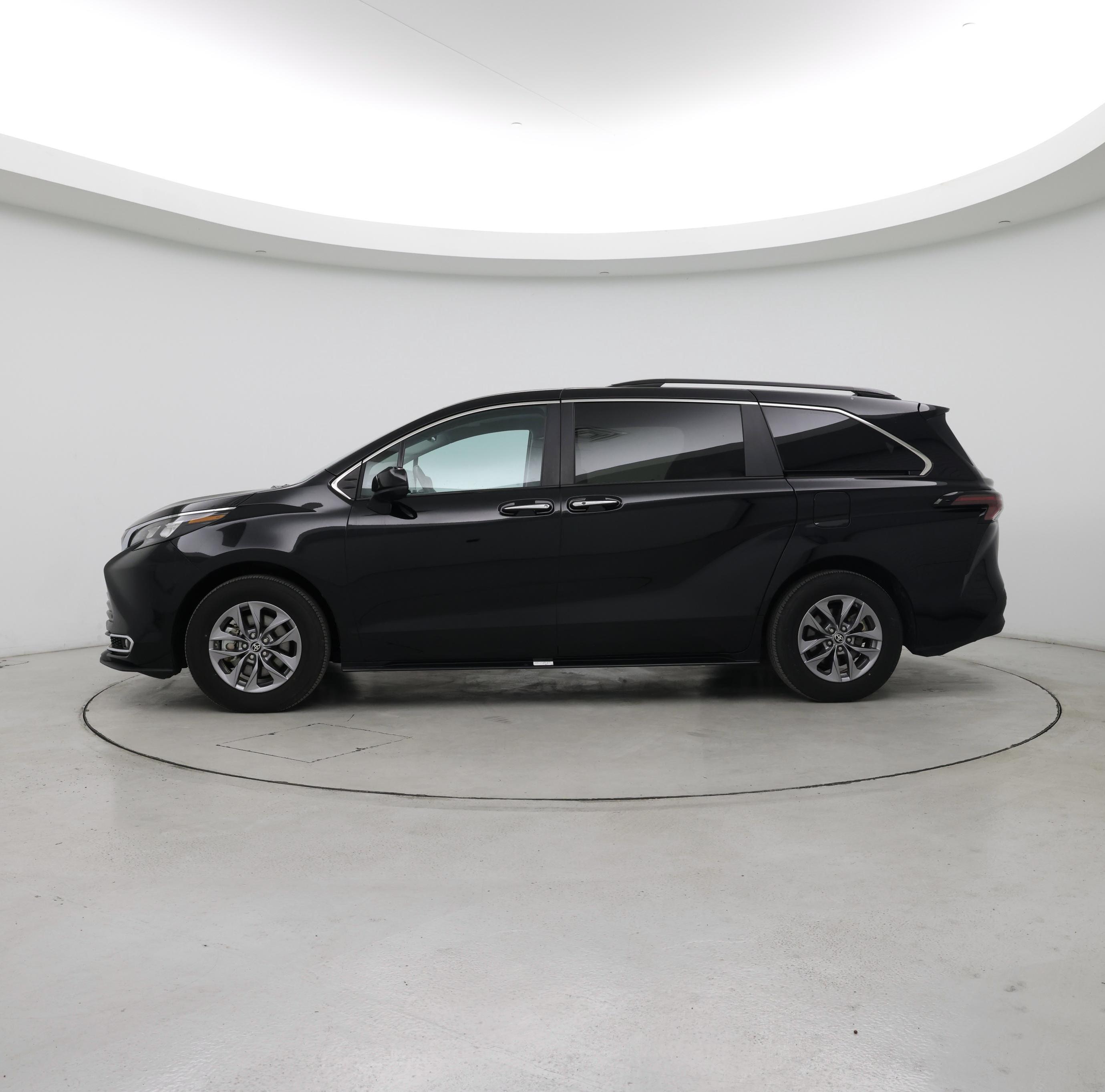 Thumbnail: 2024 Toyota Sienna - 3