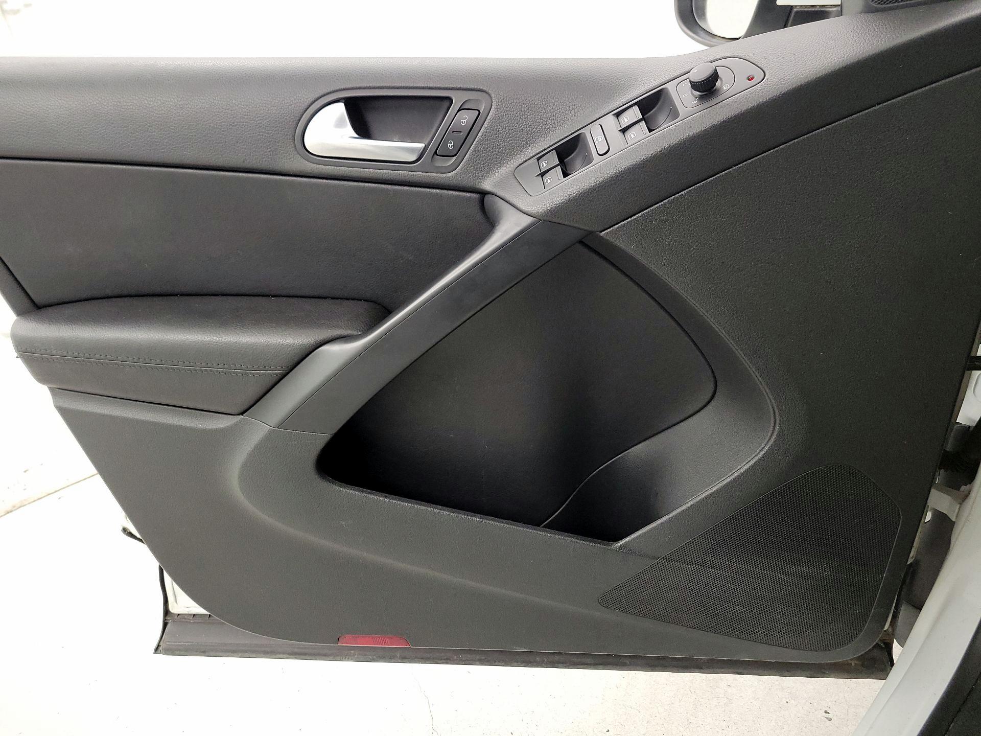 Thumbnail: 2015 Volkswagen Tiguan - 12