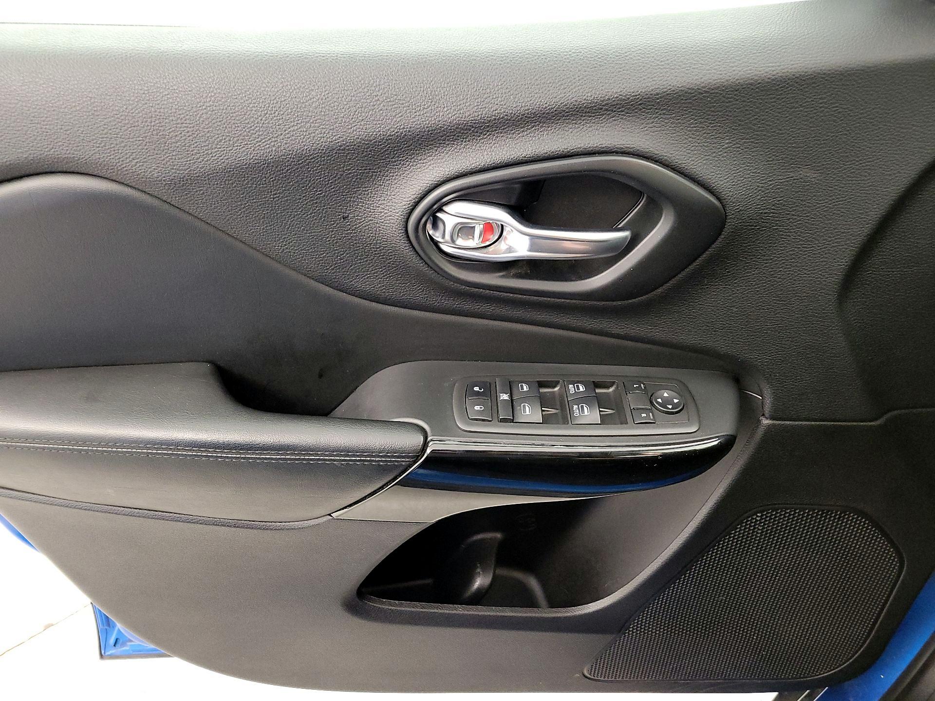 Thumbnail: 2021 Jeep Cherokee - 12