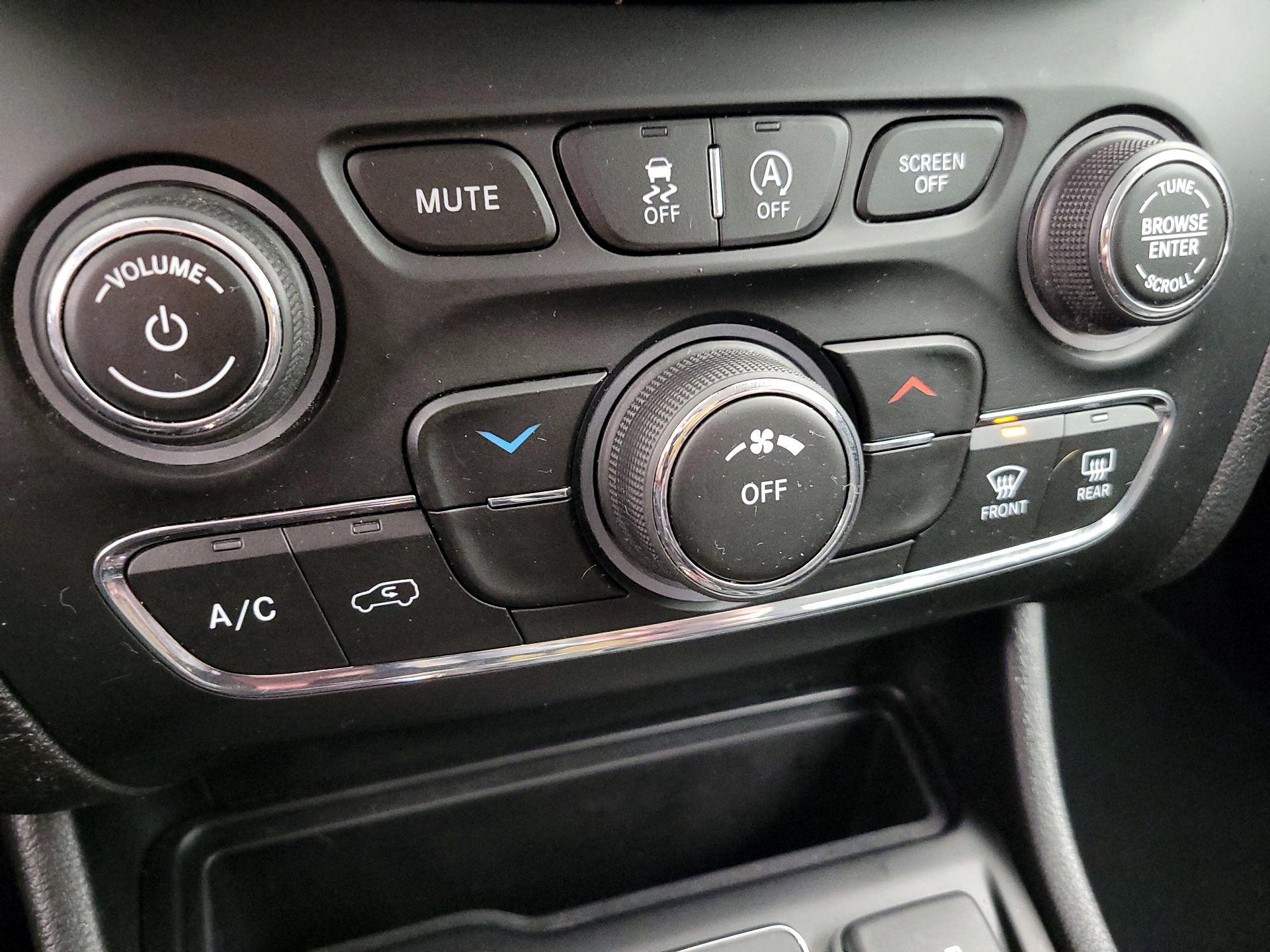 Thumbnail: 2021 Jeep Cherokee - 16