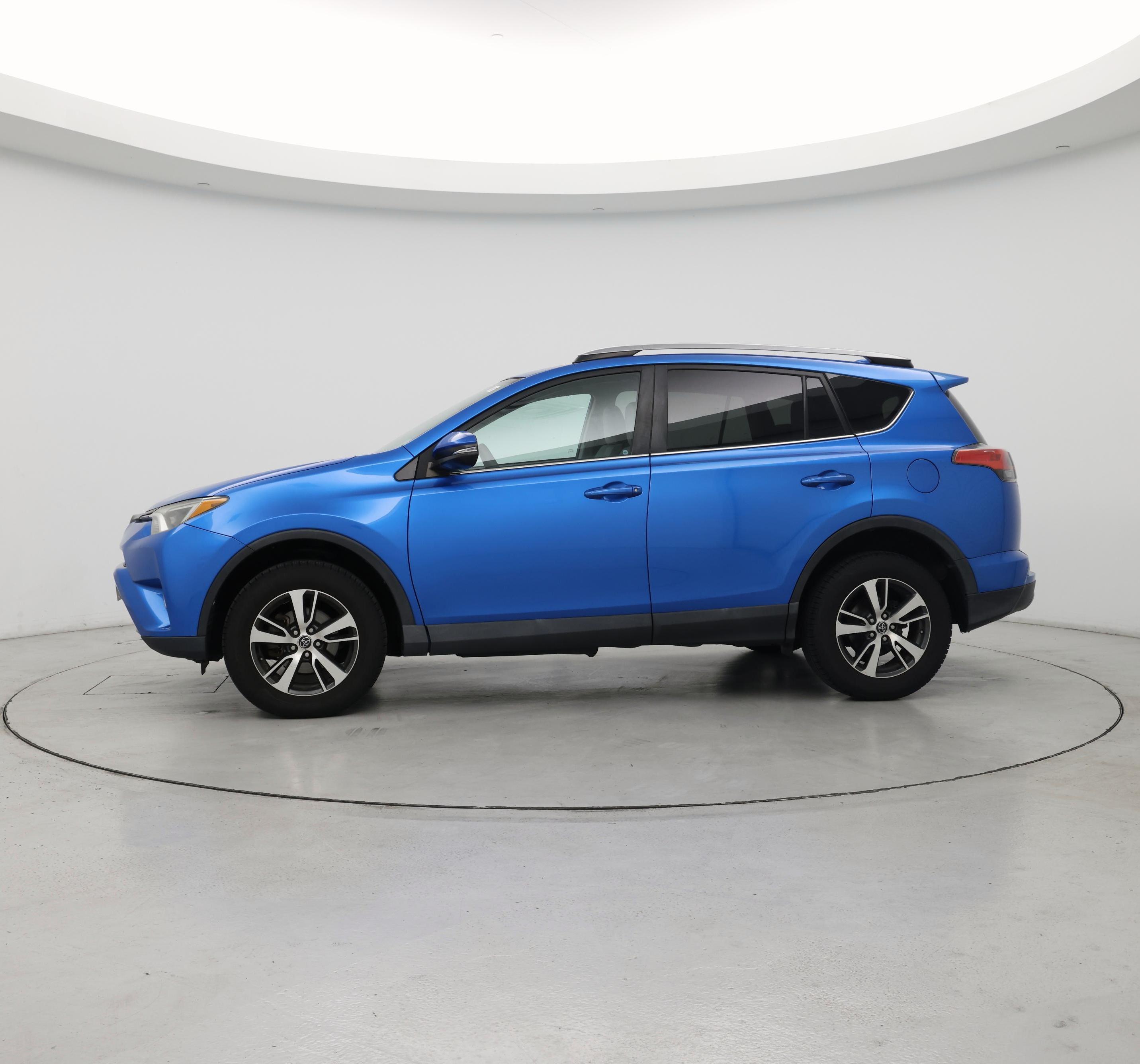 Thumbnail: 2017 Toyota RAV4 - 3