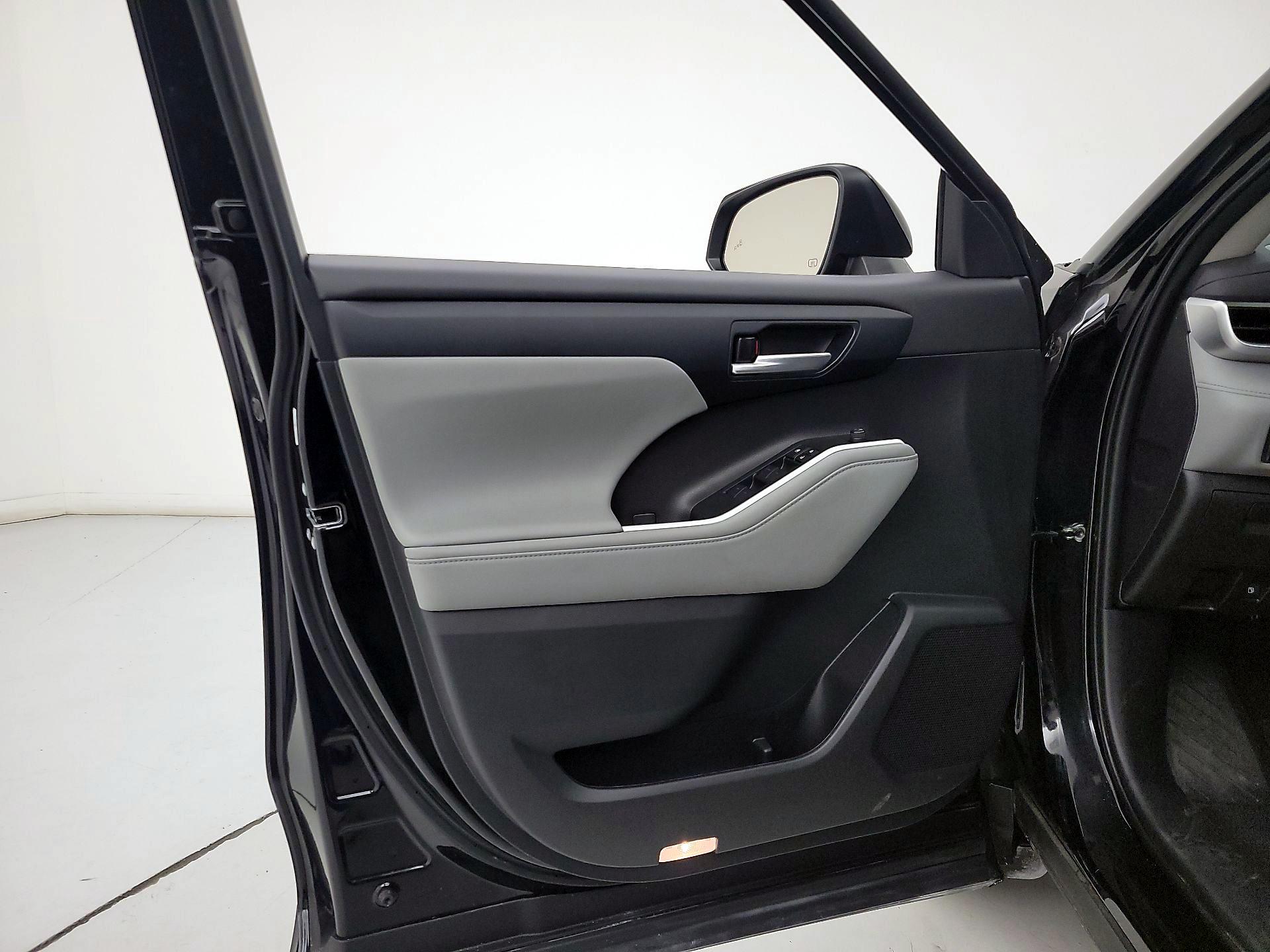 Thumbnail: 2023 Toyota Highlander - 12