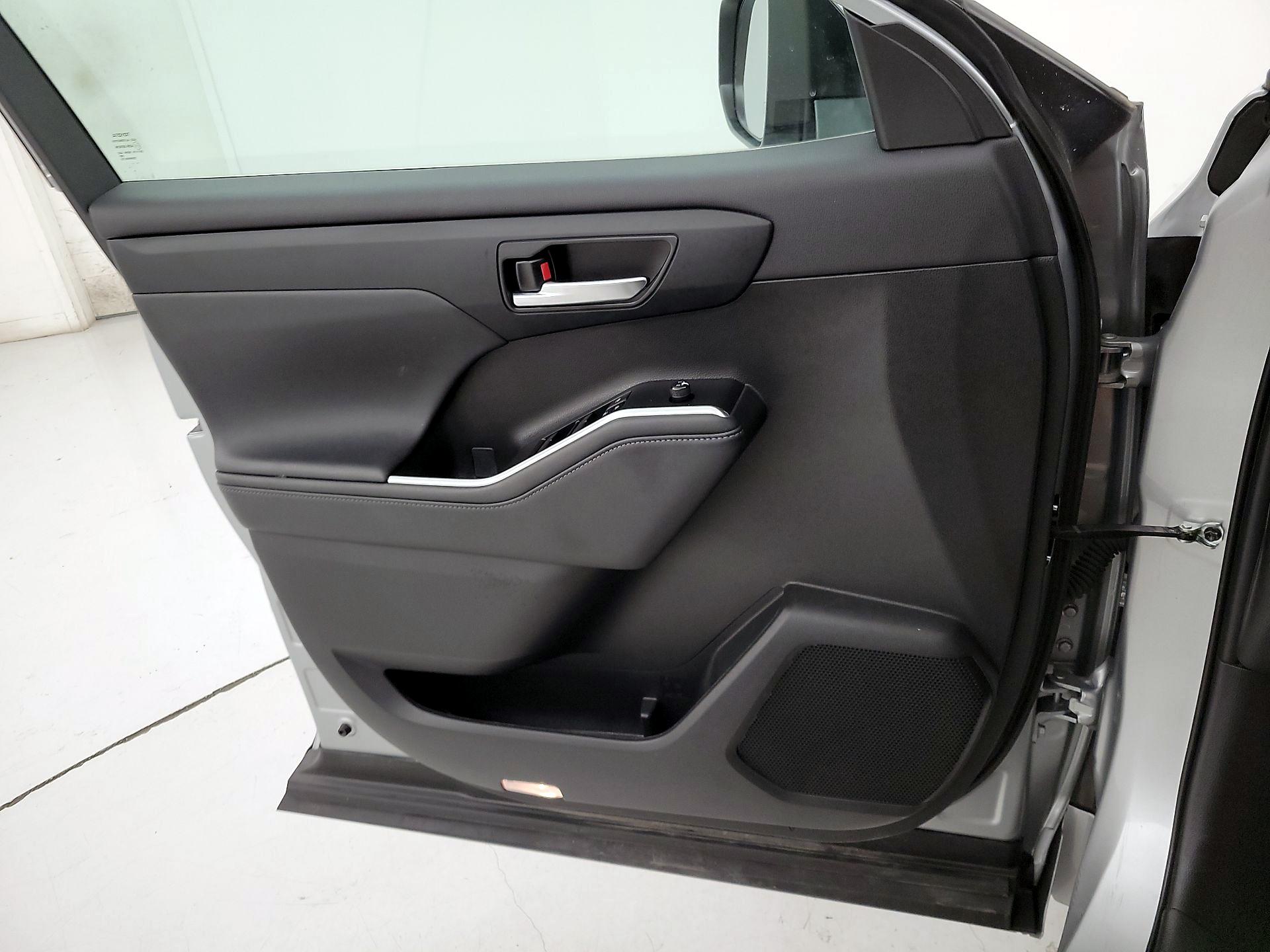 Thumbnail: 2023 Toyota Highlander - 12