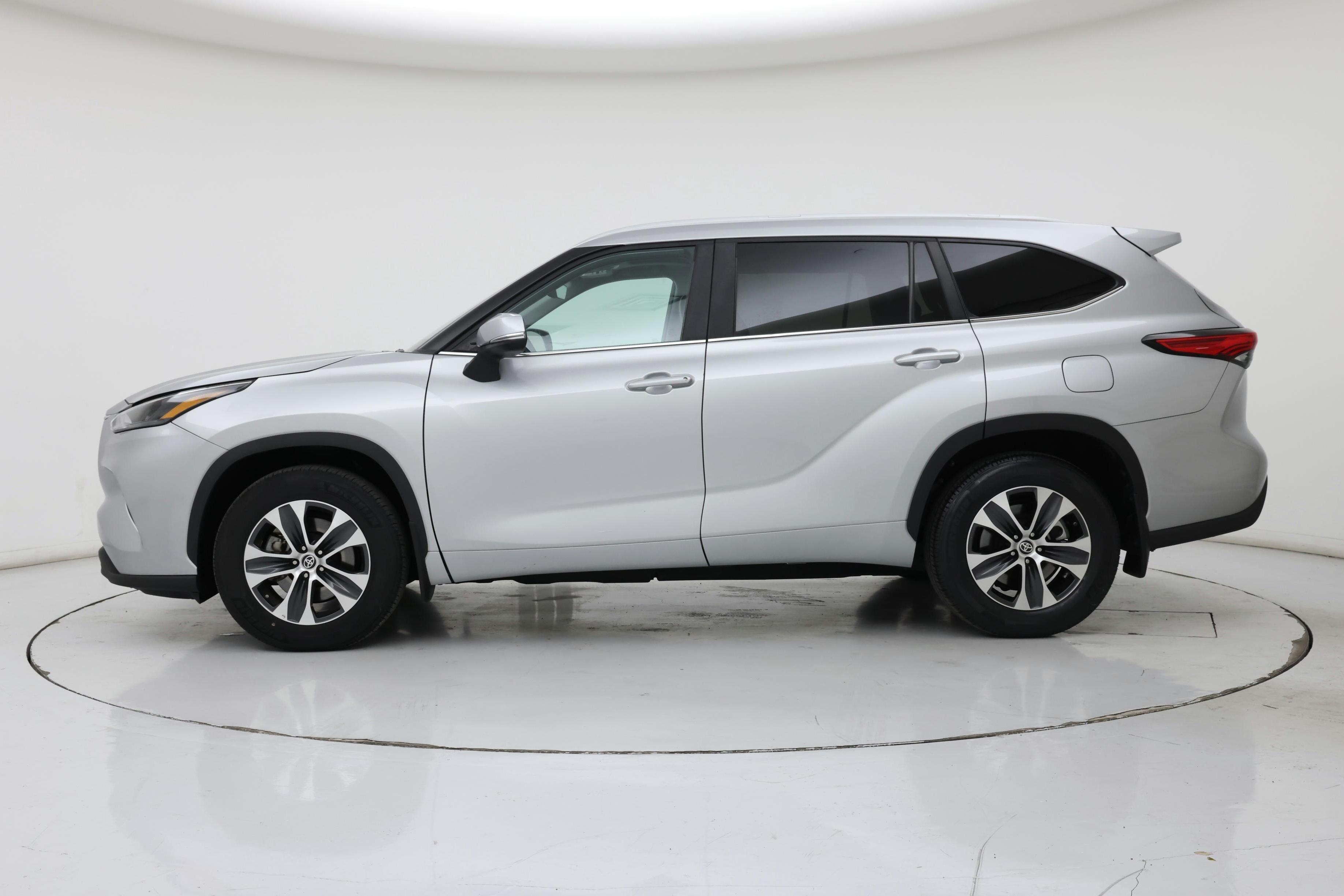 Thumbnail: 2023 Toyota Highlander - 3