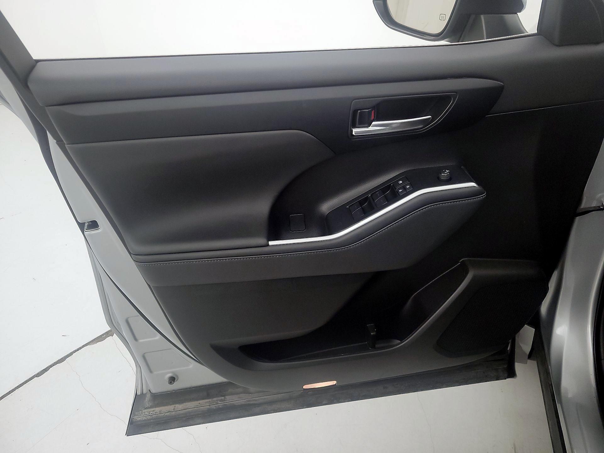 Thumbnail: 2023 Toyota Highlander - 12