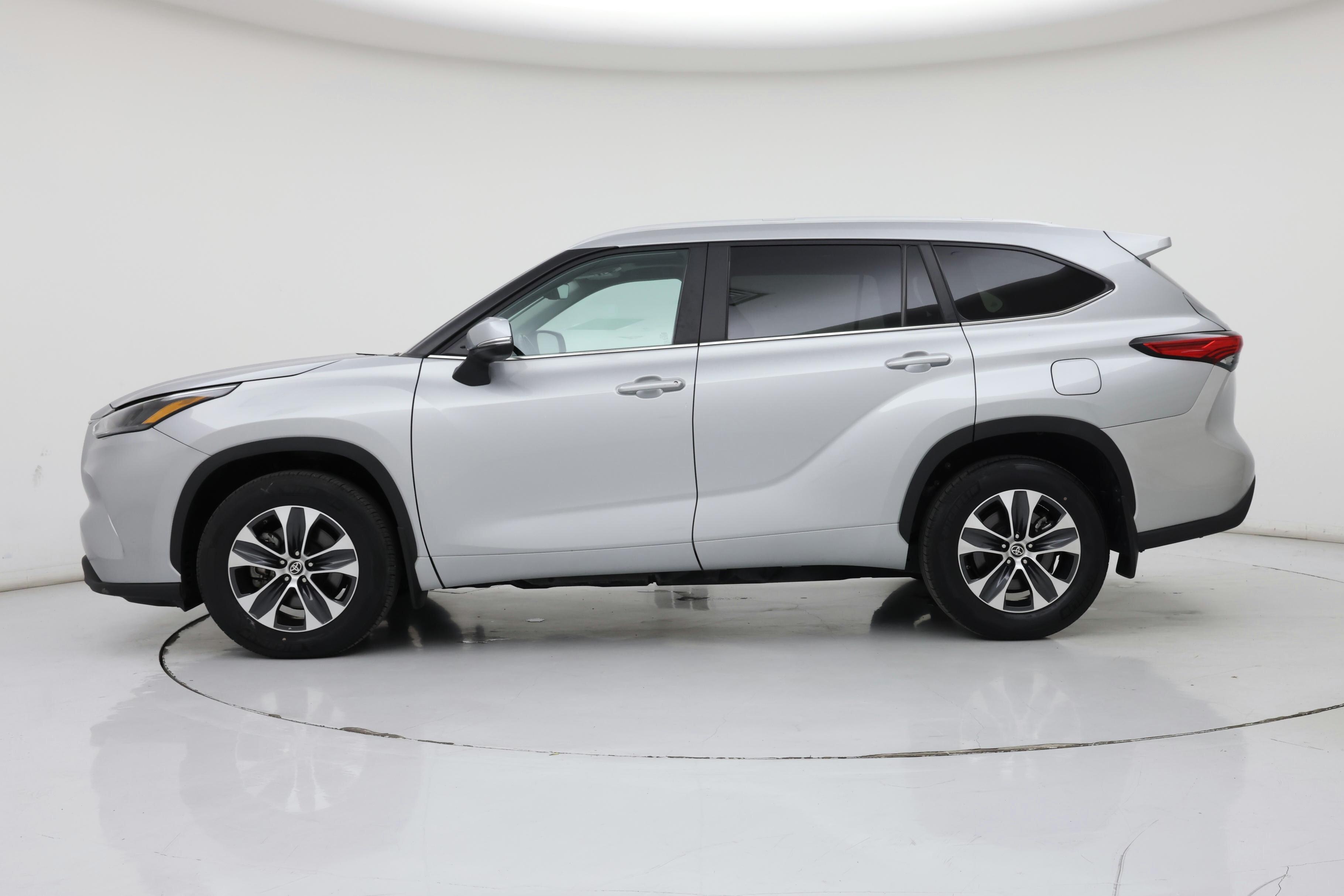 Thumbnail: 2023 Toyota Highlander - 3