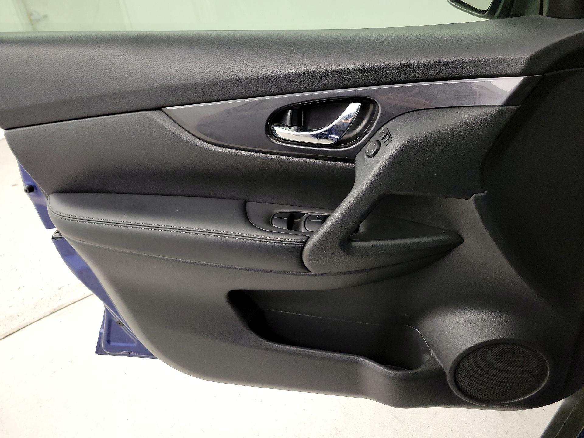 Thumbnail: 2018 Nissan Rogue - 12