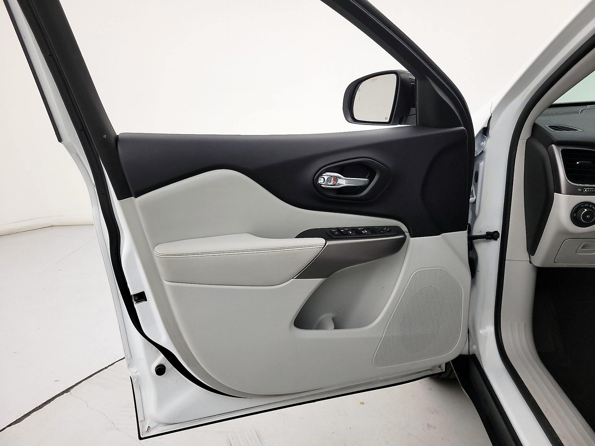 Thumbnail: 2022 Jeep Cherokee - 12