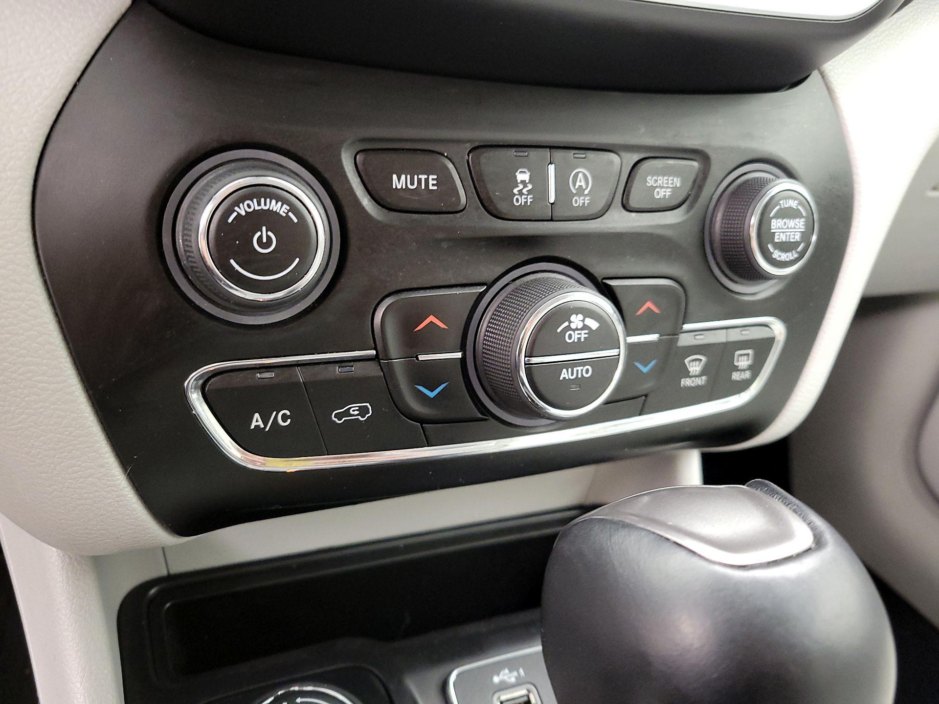 Thumbnail: 2022 Jeep Cherokee - 16