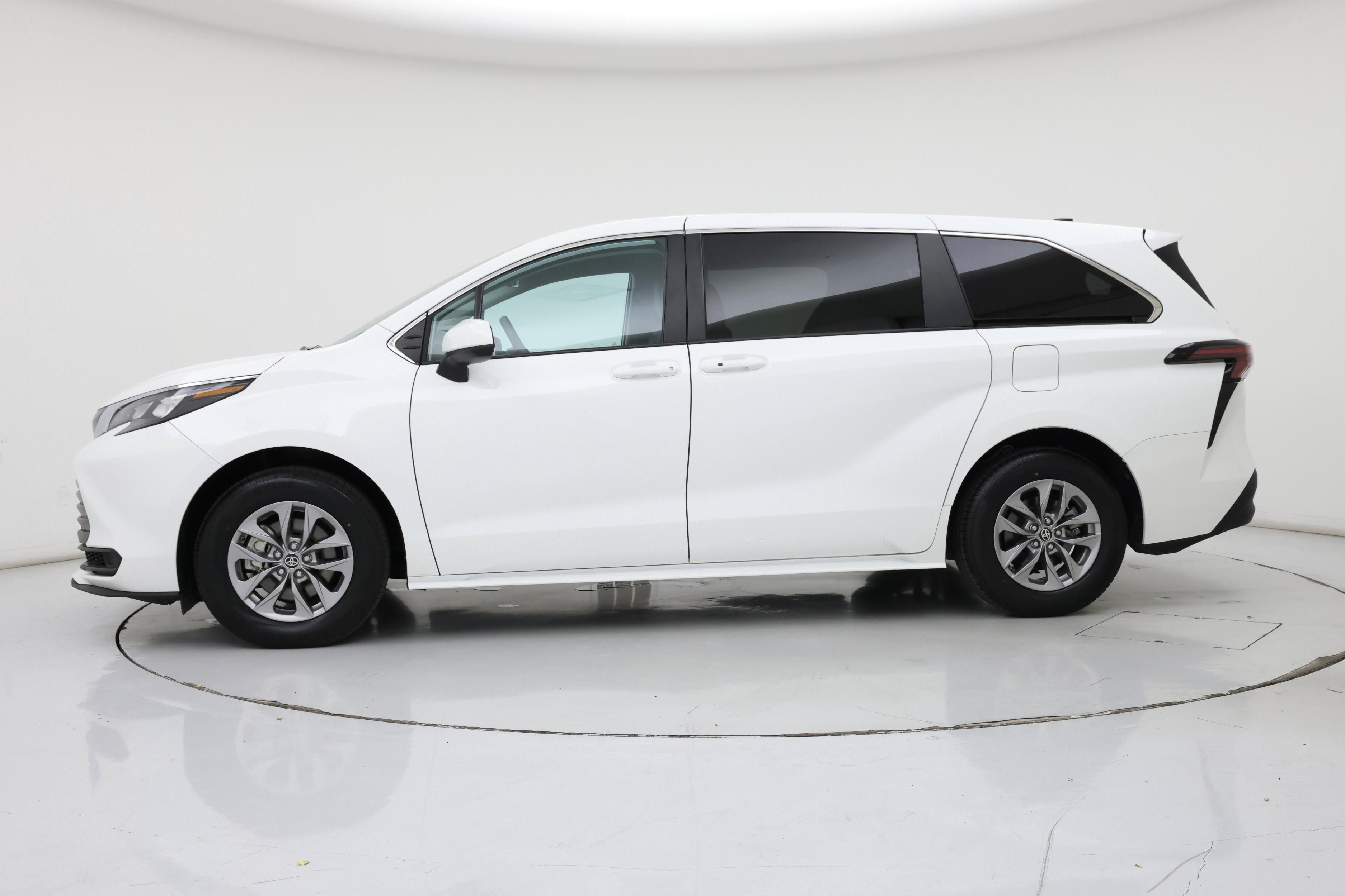 Thumbnail: 2024 Toyota Sienna - 3