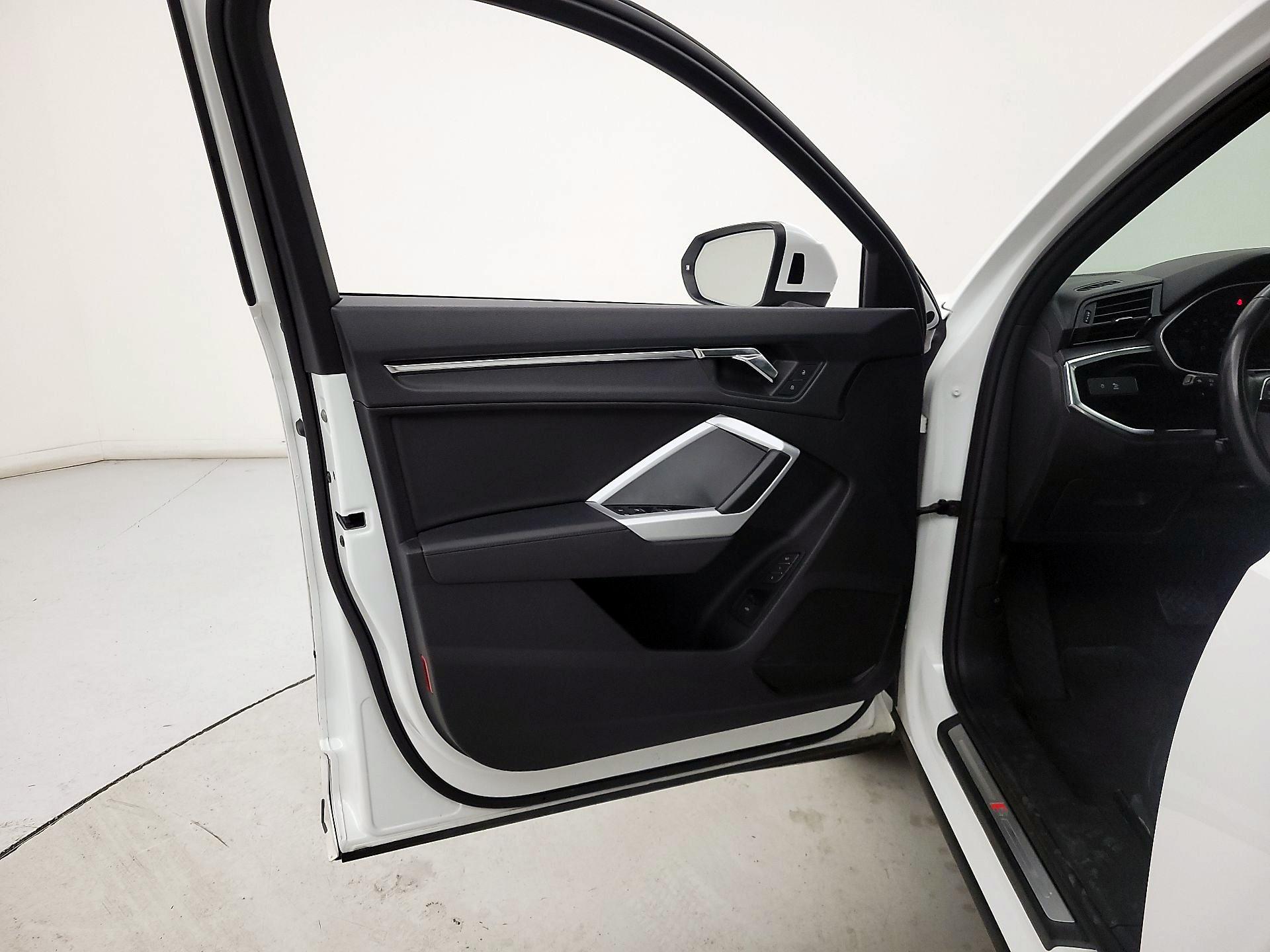 Thumbnail: 2023 Audi Q3 - 12