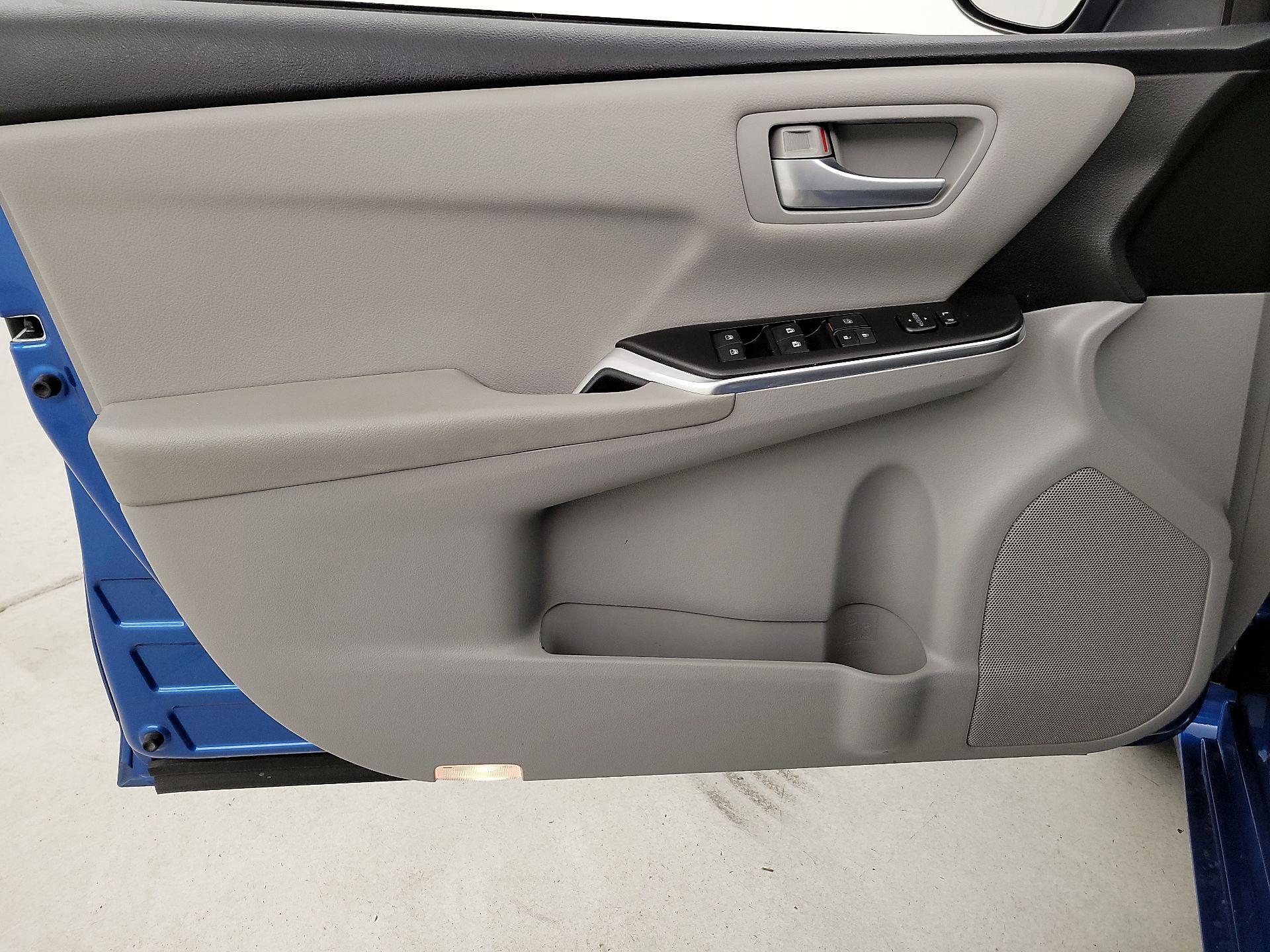 Thumbnail: 2017 Toyota Camry - 12