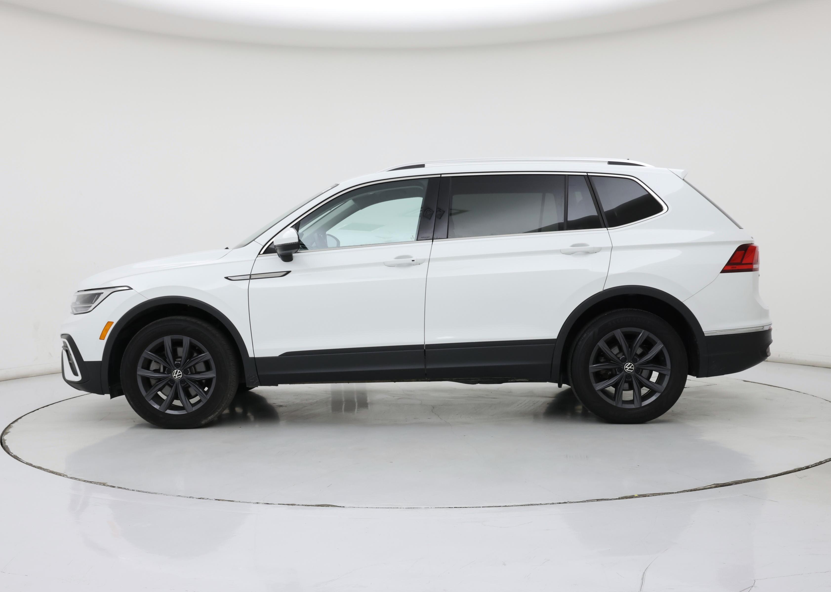 Thumbnail: 2022 Volkswagen Tiguan - 3