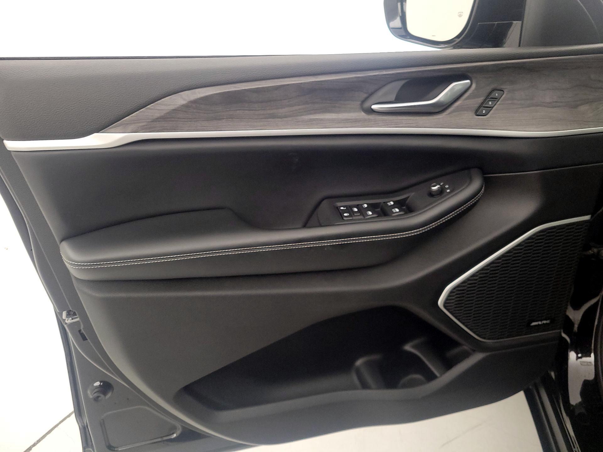 Thumbnail: 2022 Jeep Grand Cherokee - 12