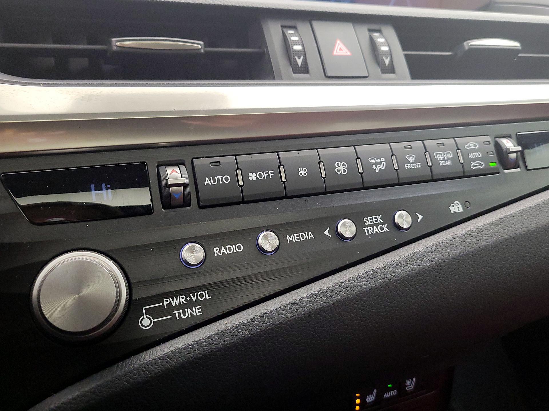 Thumbnail: 2021 Lexus ES - 17