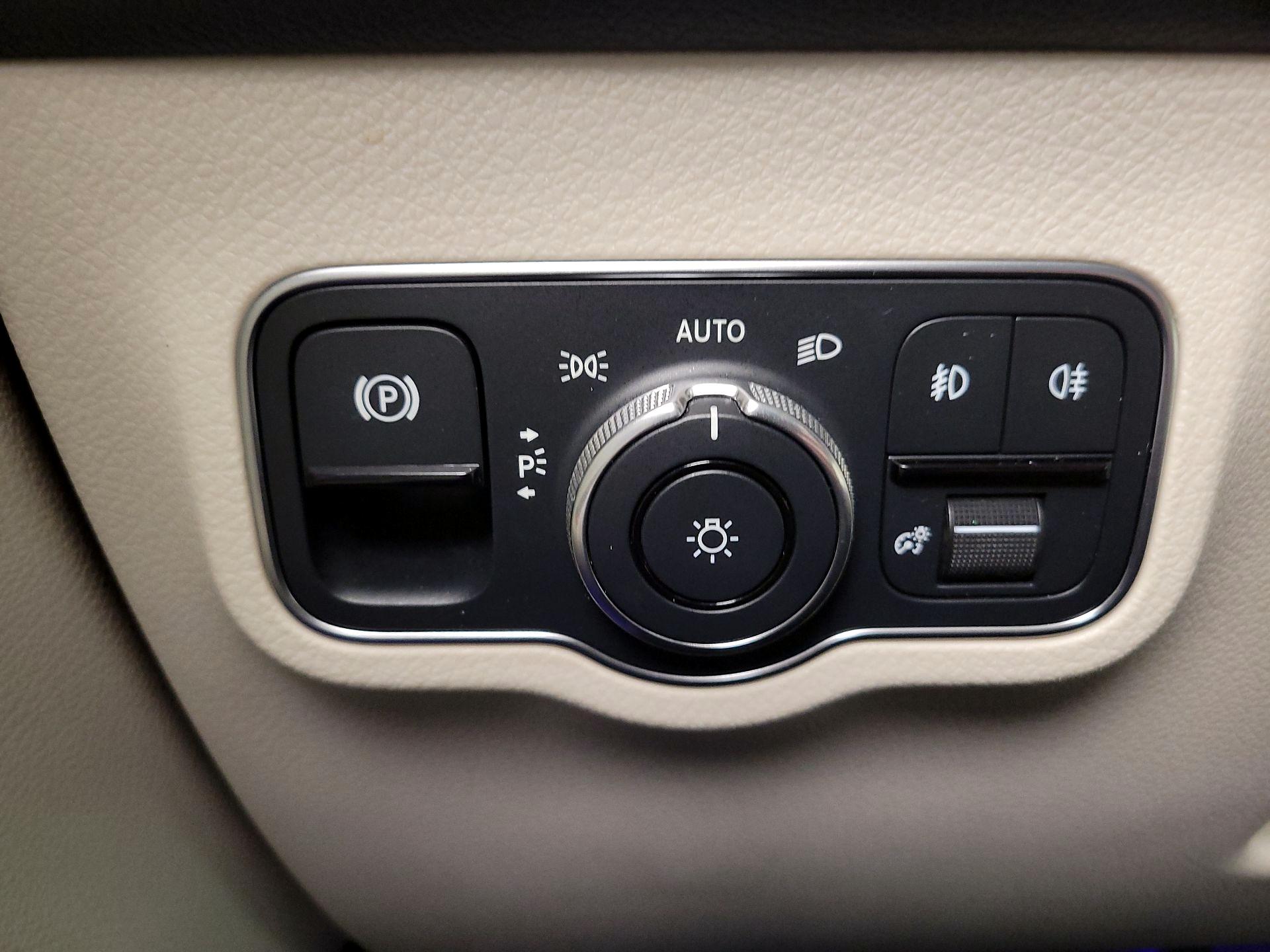 Thumbnail: 2023 Mercedes-Benz GLB - 13