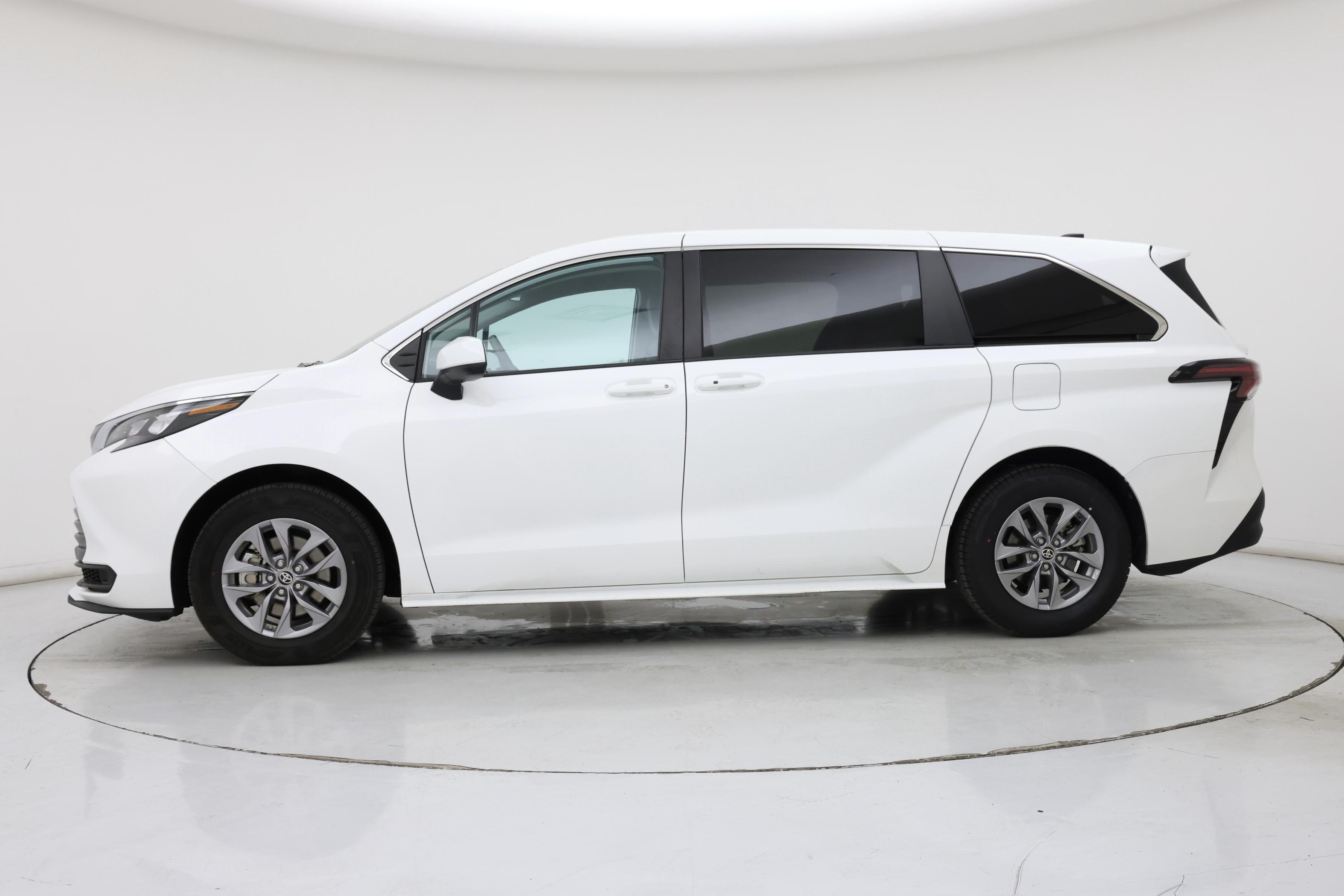 Thumbnail: 2024 Toyota Sienna - 3