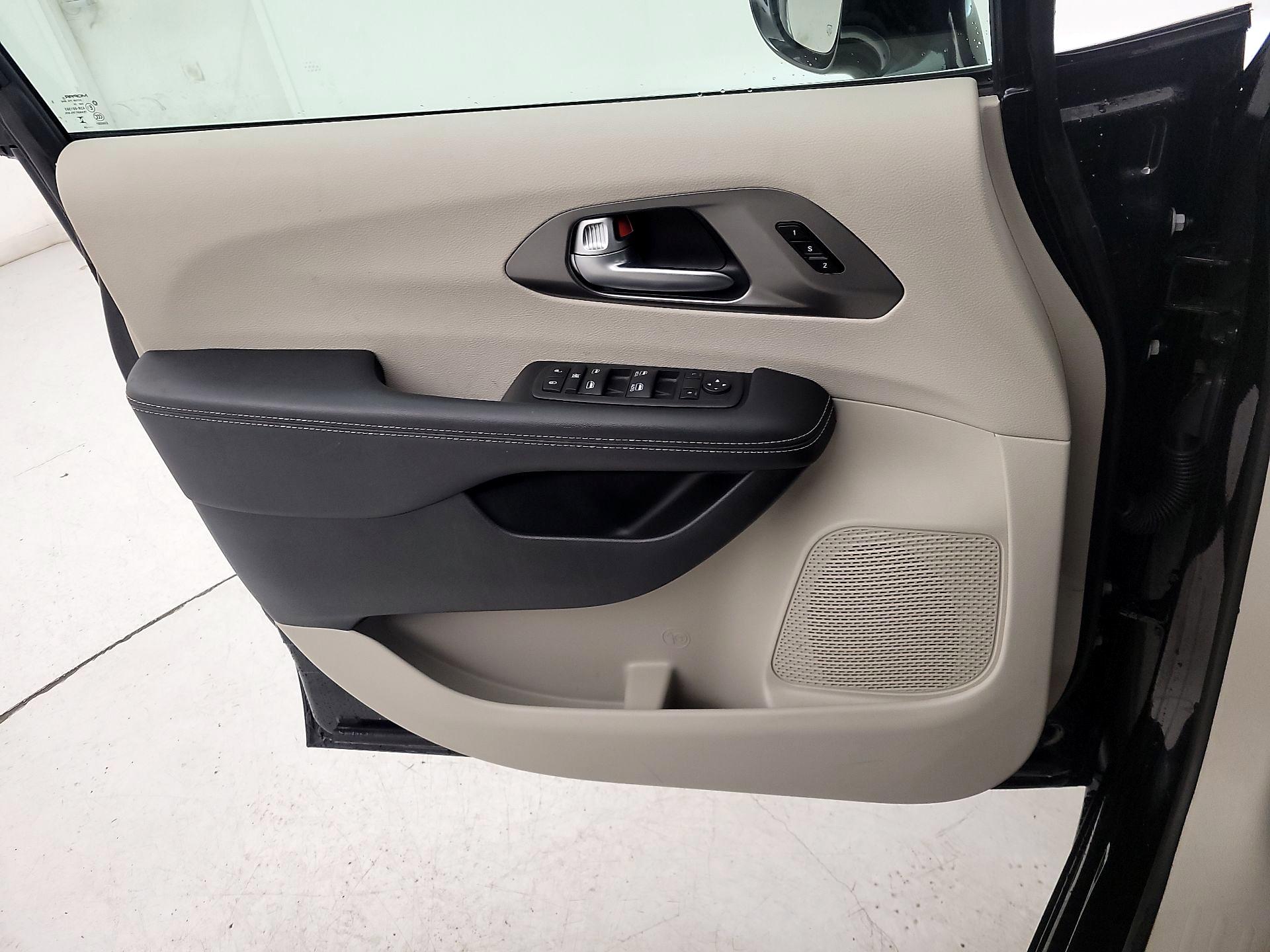 Thumbnail: 2024 Chrysler Pacifica - 12