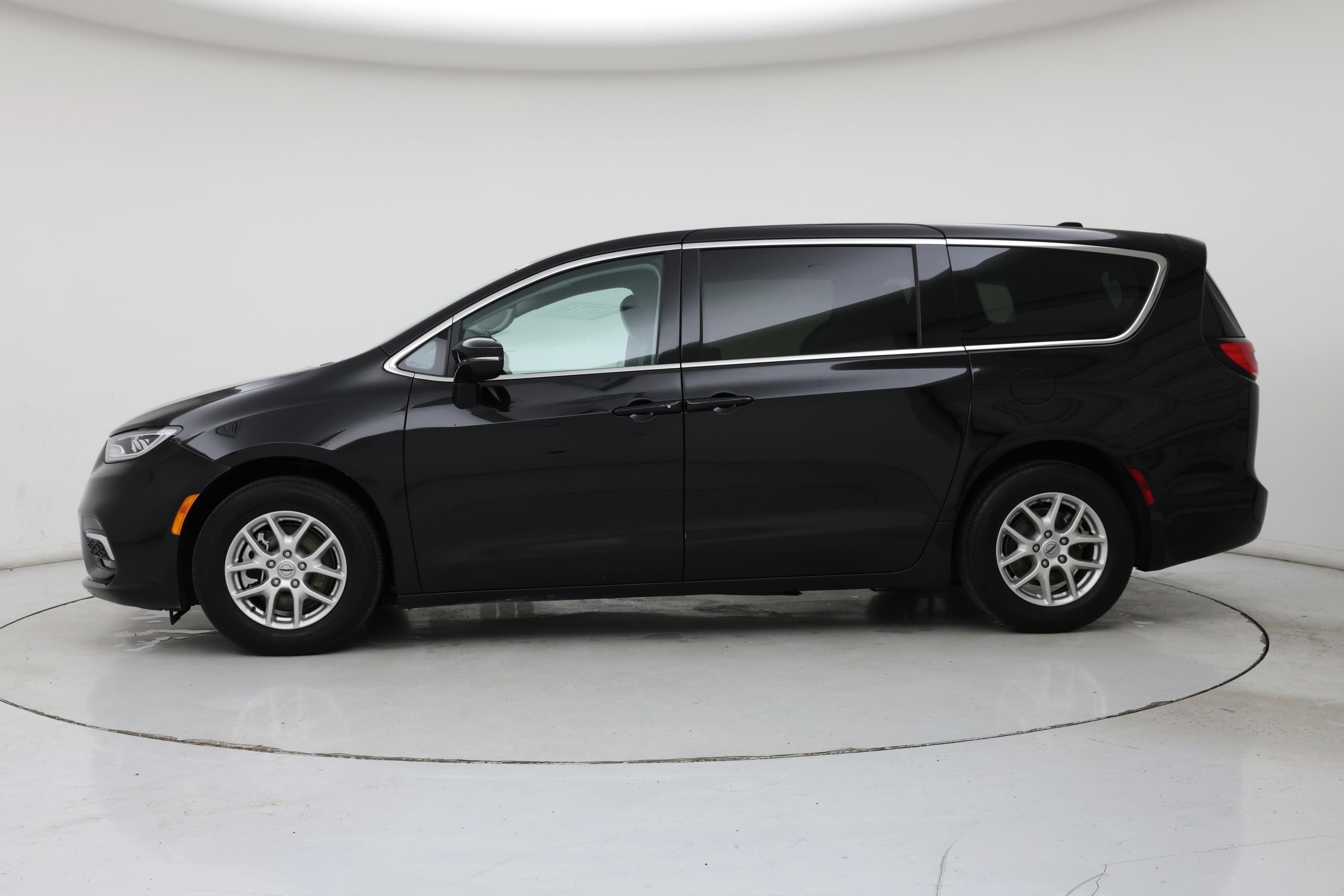 Thumbnail: 2024 Chrysler Pacifica - 3