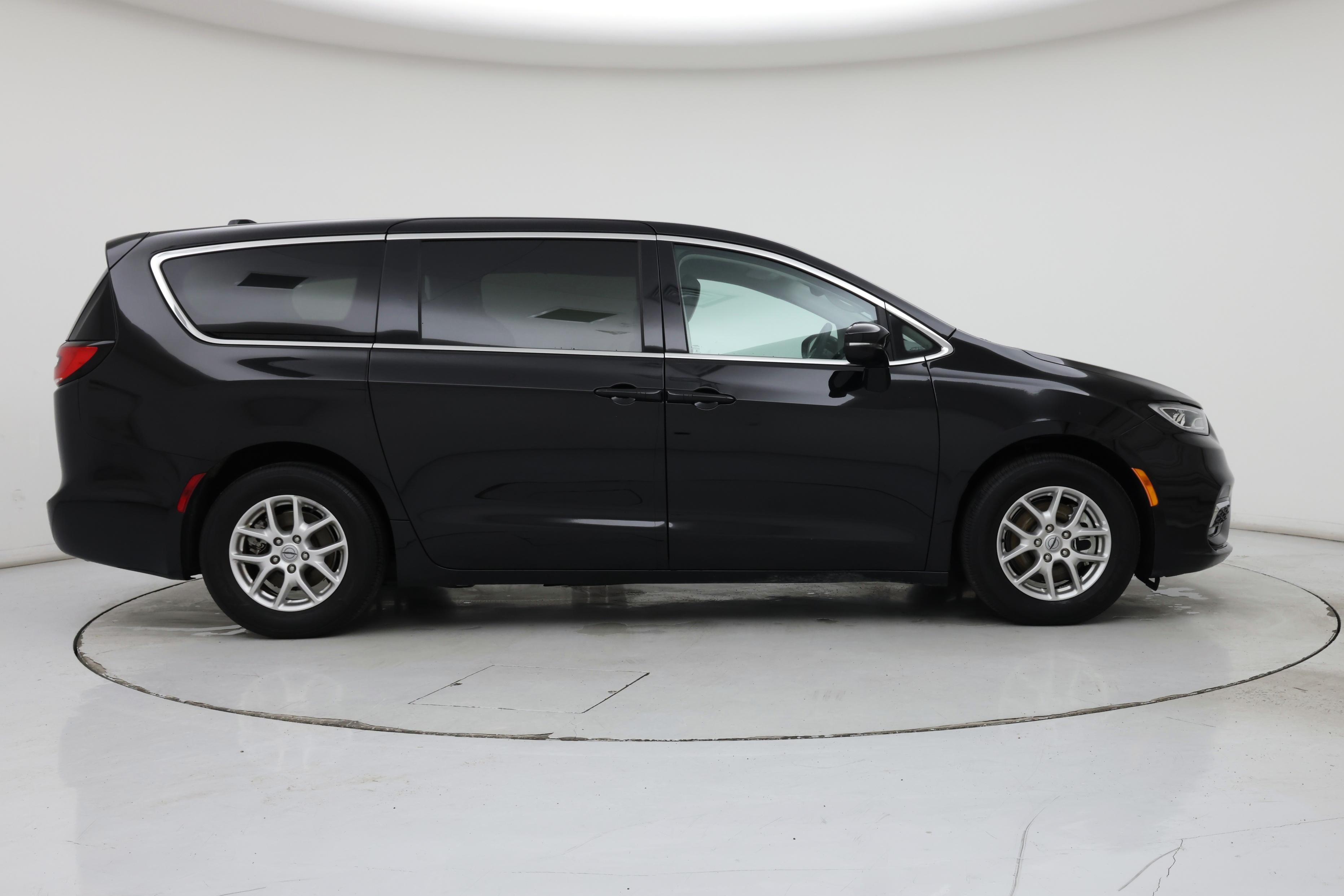 Thumbnail: 2024 Chrysler Pacifica - 7