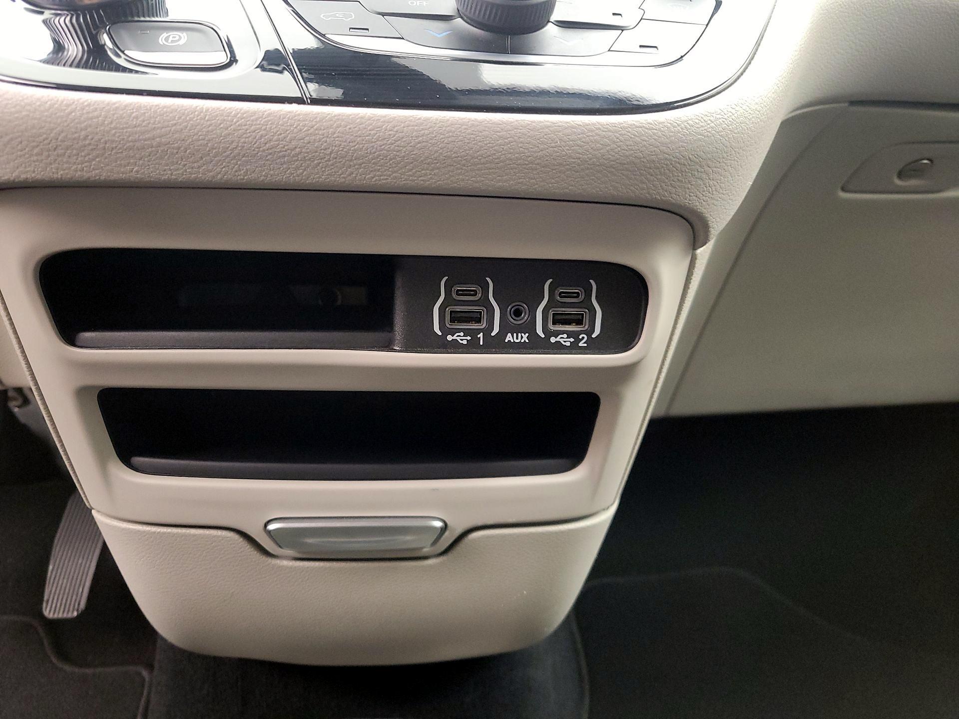 Thumbnail: 2024 Chrysler Pacifica - 18