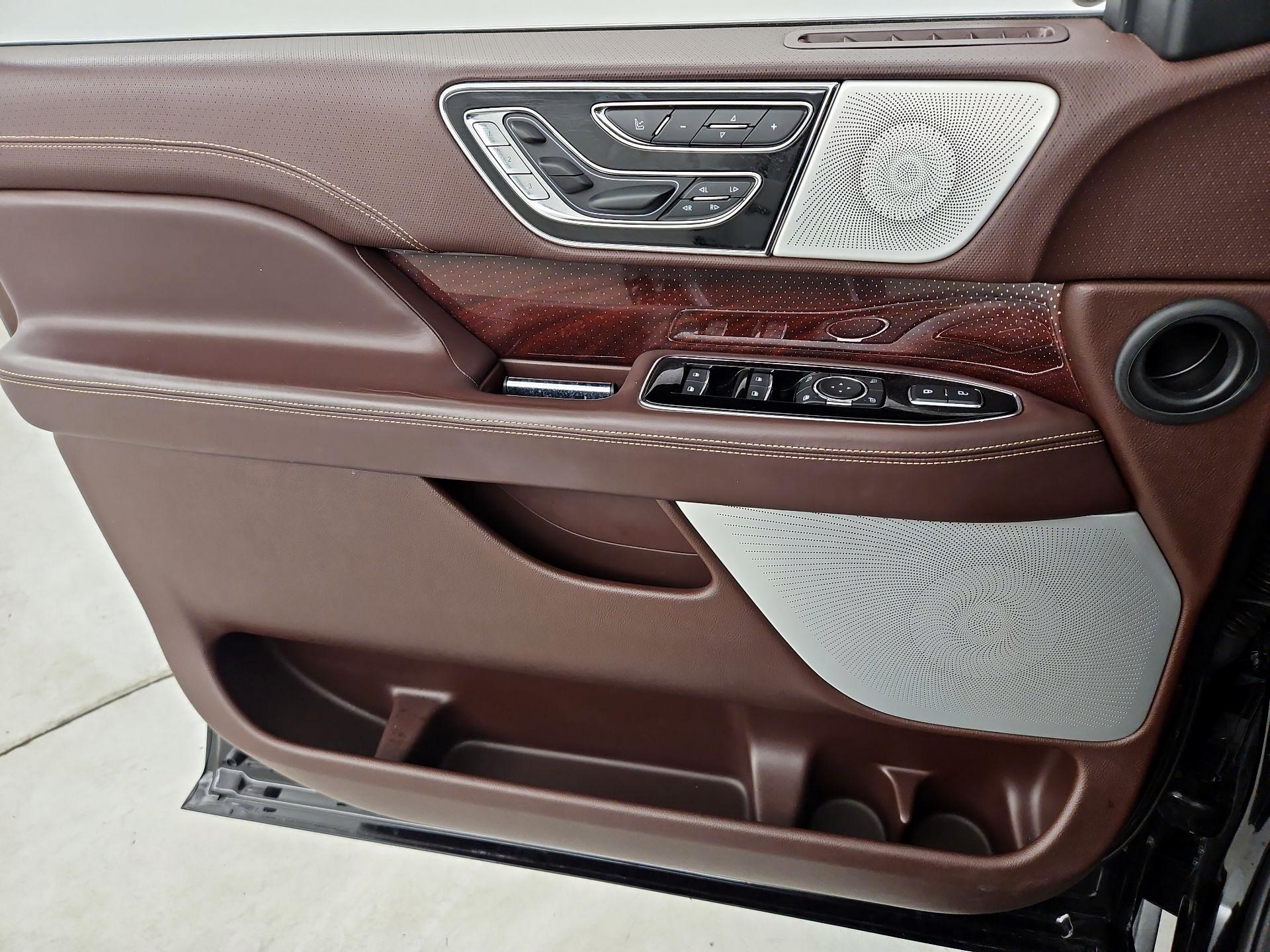 Thumbnail: 2021 Lincoln Navigator L - 12