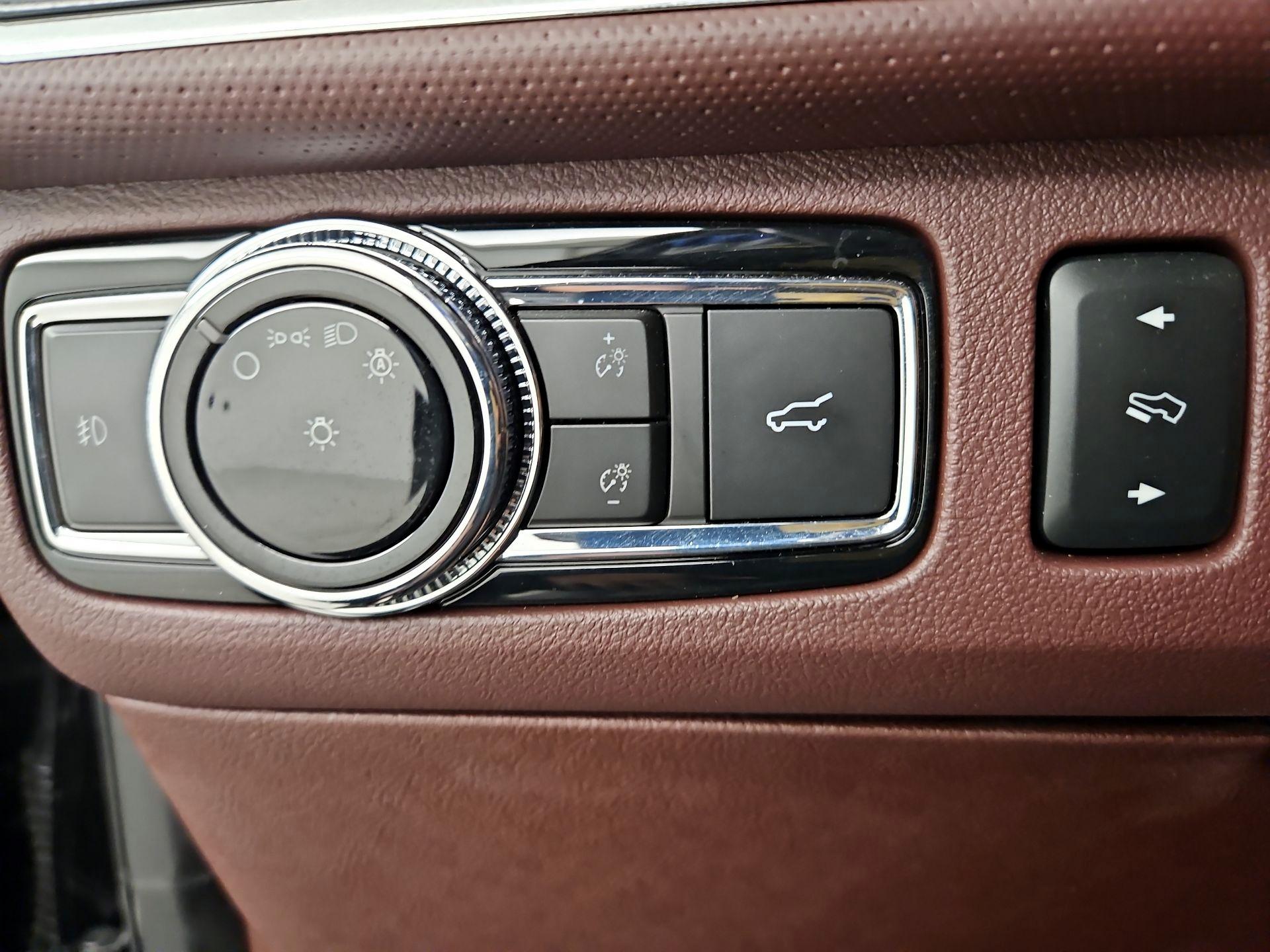 Thumbnail: 2021 Lincoln Navigator L - 13