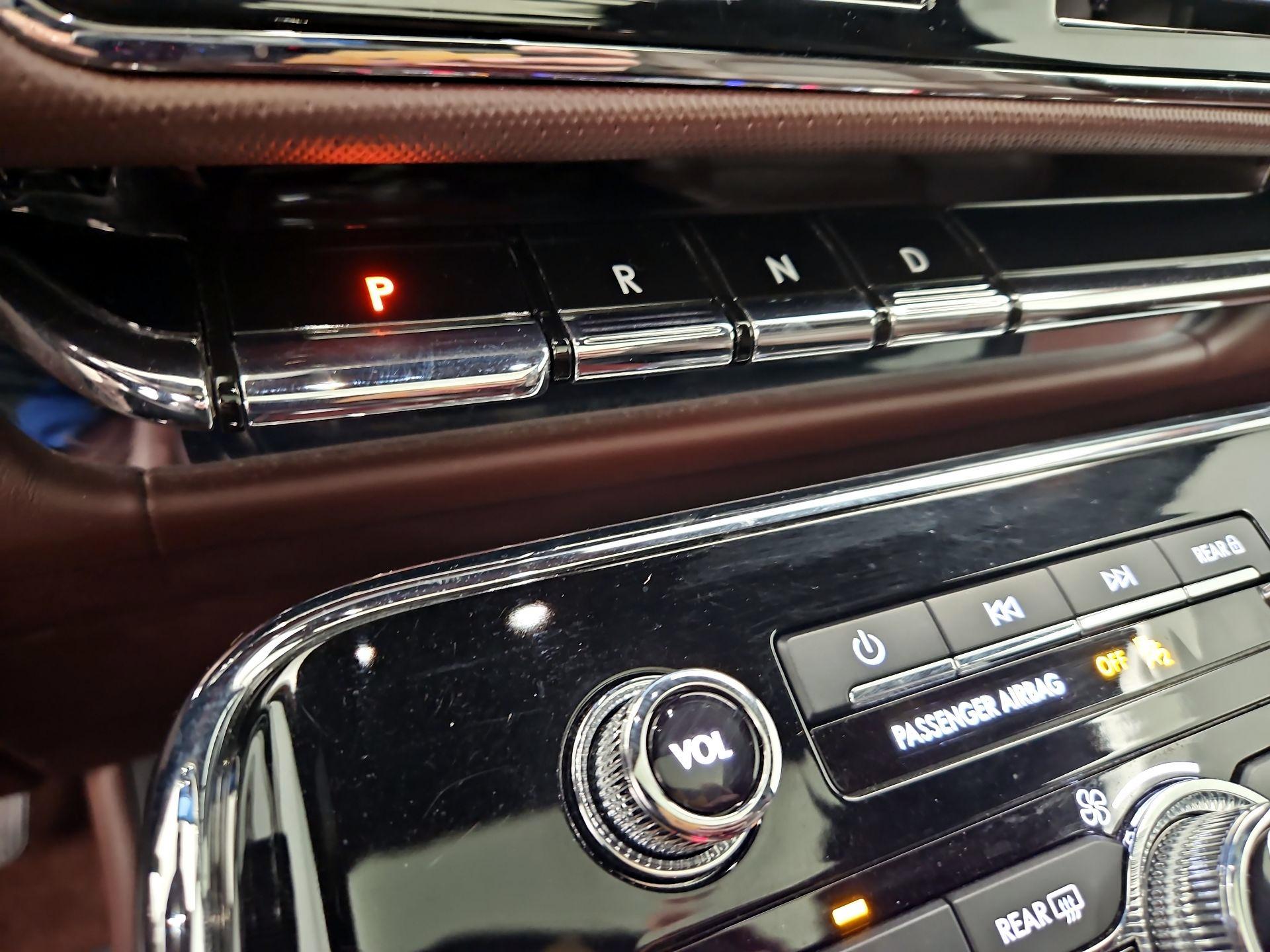 Thumbnail: 2021 Lincoln Navigator L - 17