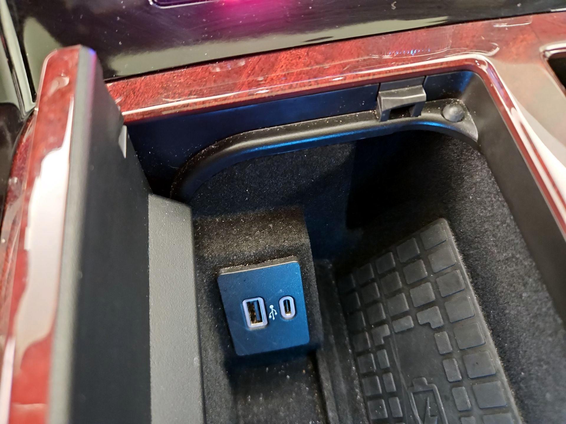 Thumbnail: 2021 Lincoln Navigator L - 18