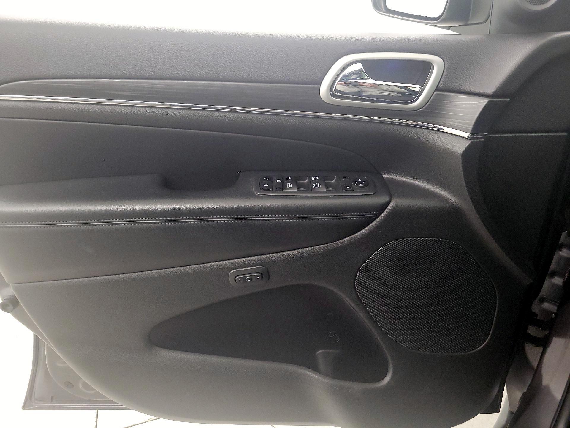 Thumbnail: 2019 Jeep Grand Cherokee - 12