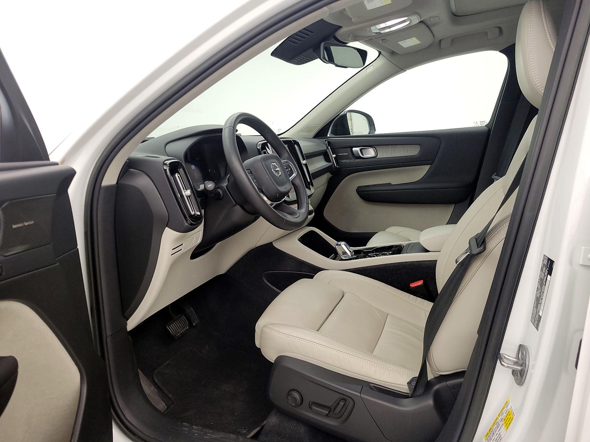 Thumbnail: 2023 Volvo XC40 - 11