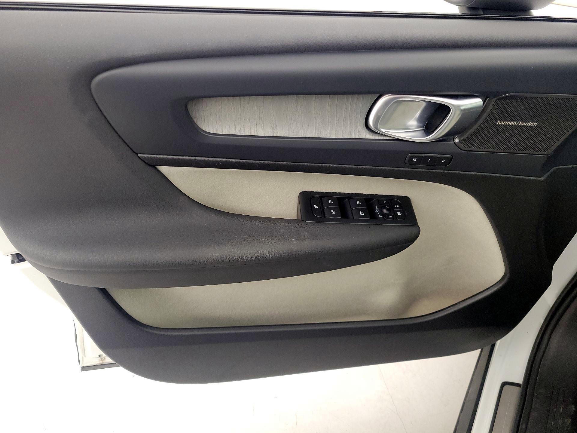 Thumbnail: 2023 Volvo XC40 - 12