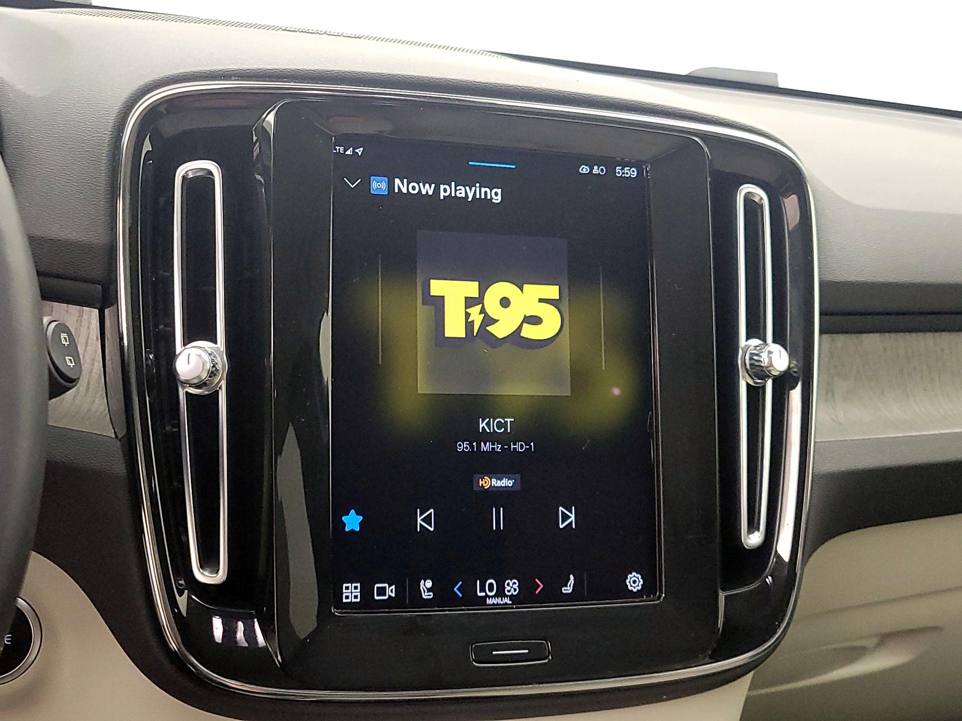 Thumbnail: 2023 Volvo XC40 - 16