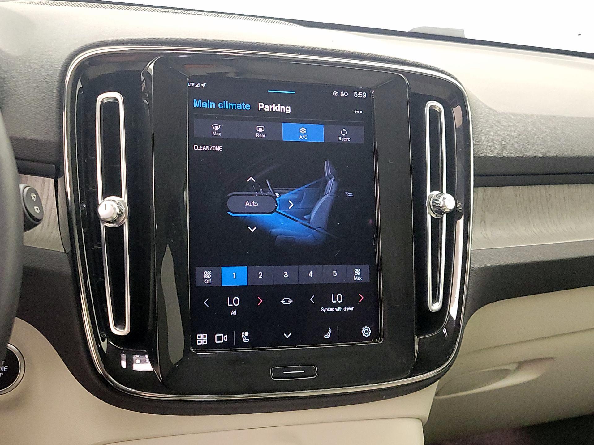 Thumbnail: 2023 Volvo XC40 - 17