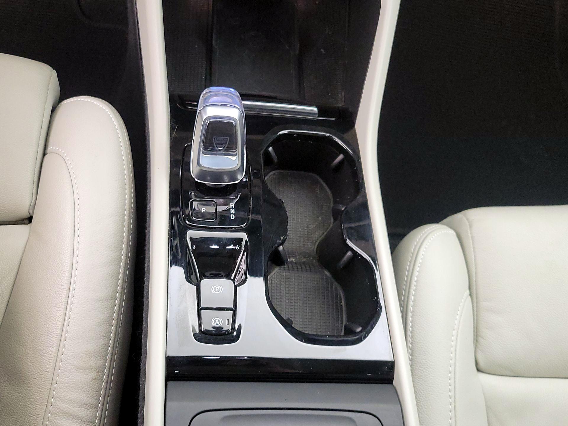 Thumbnail: 2023 Volvo XC40 - 18