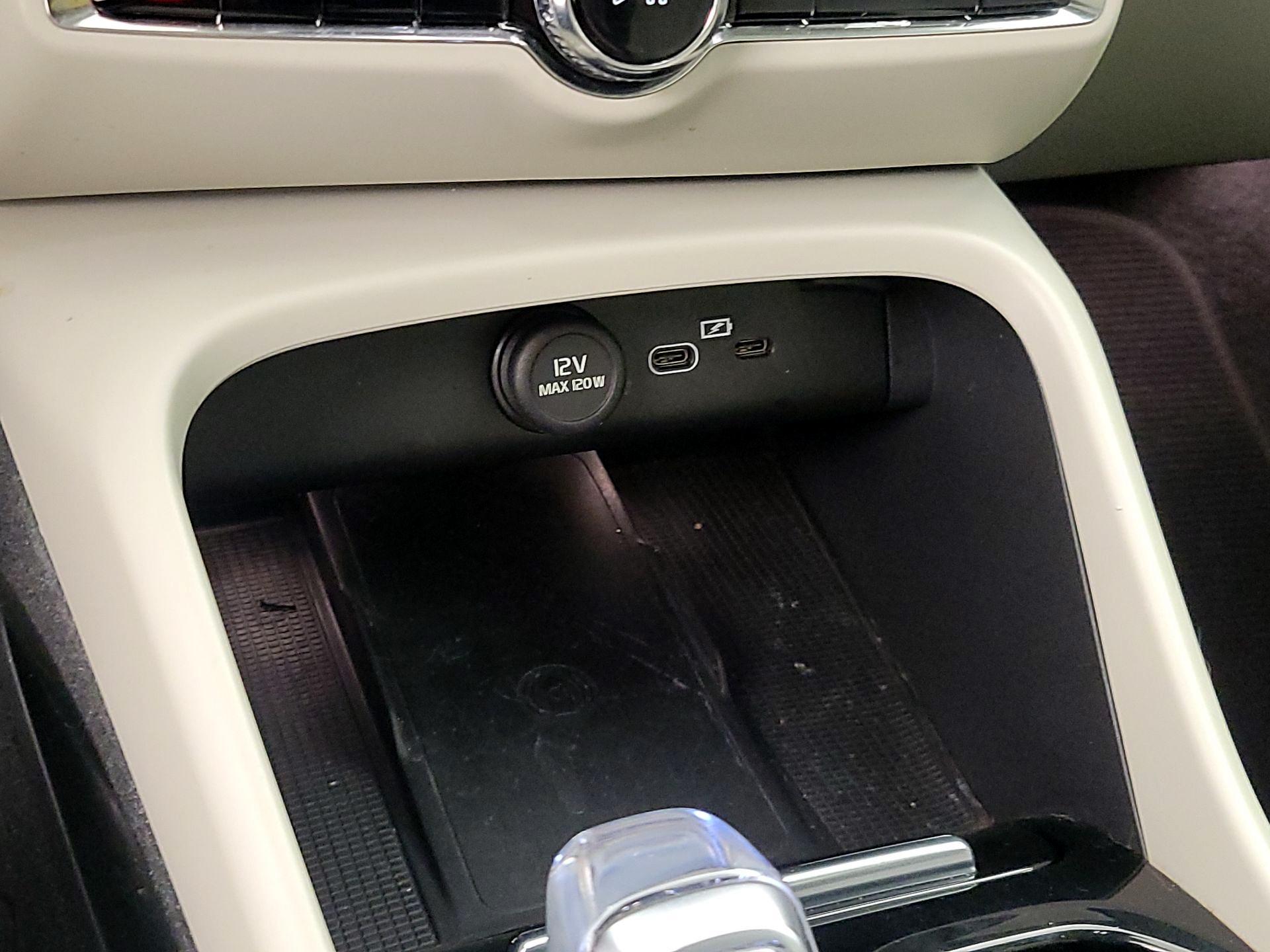 Thumbnail: 2023 Volvo XC40 - 19