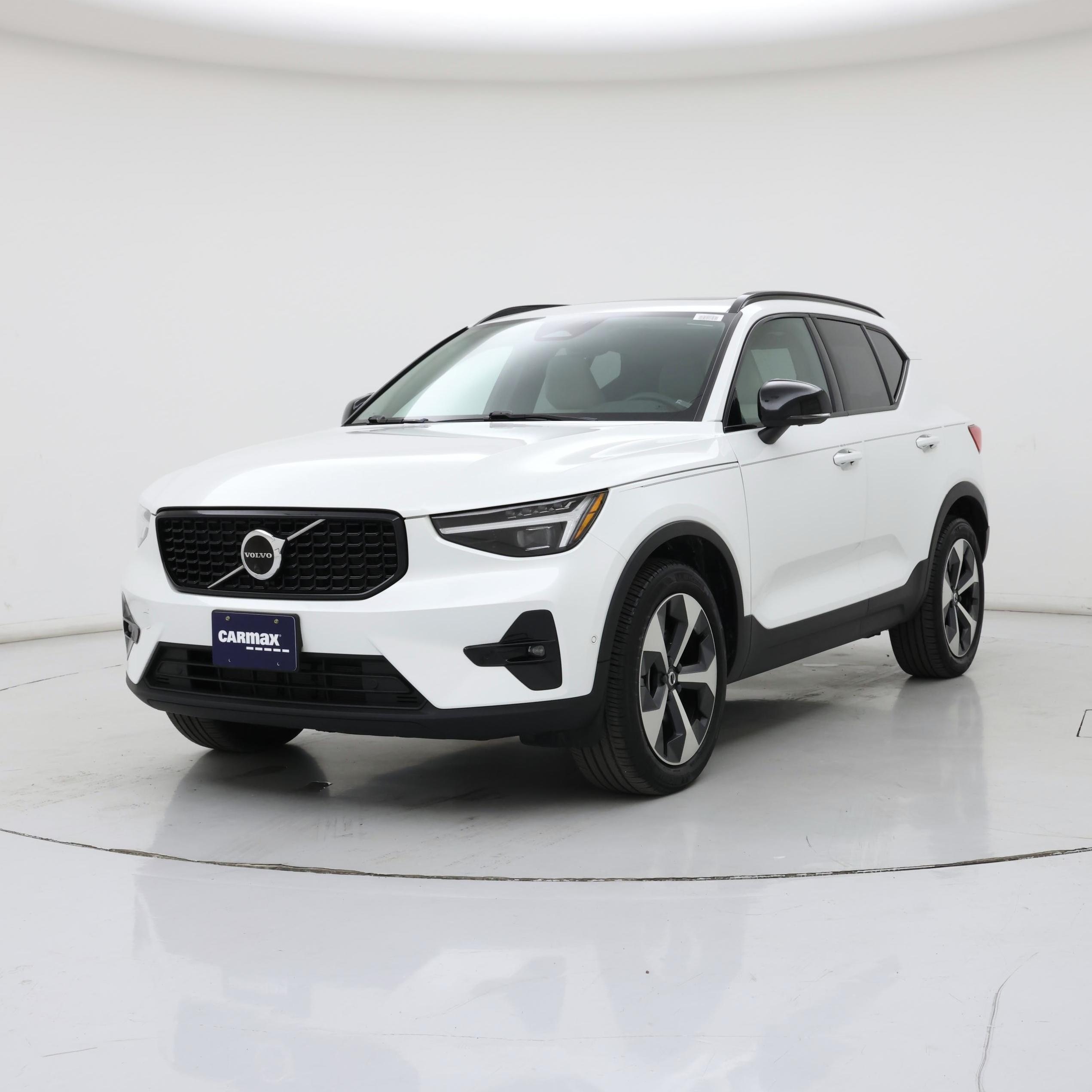 Thumbnail: 2023 Volvo XC40 - 4