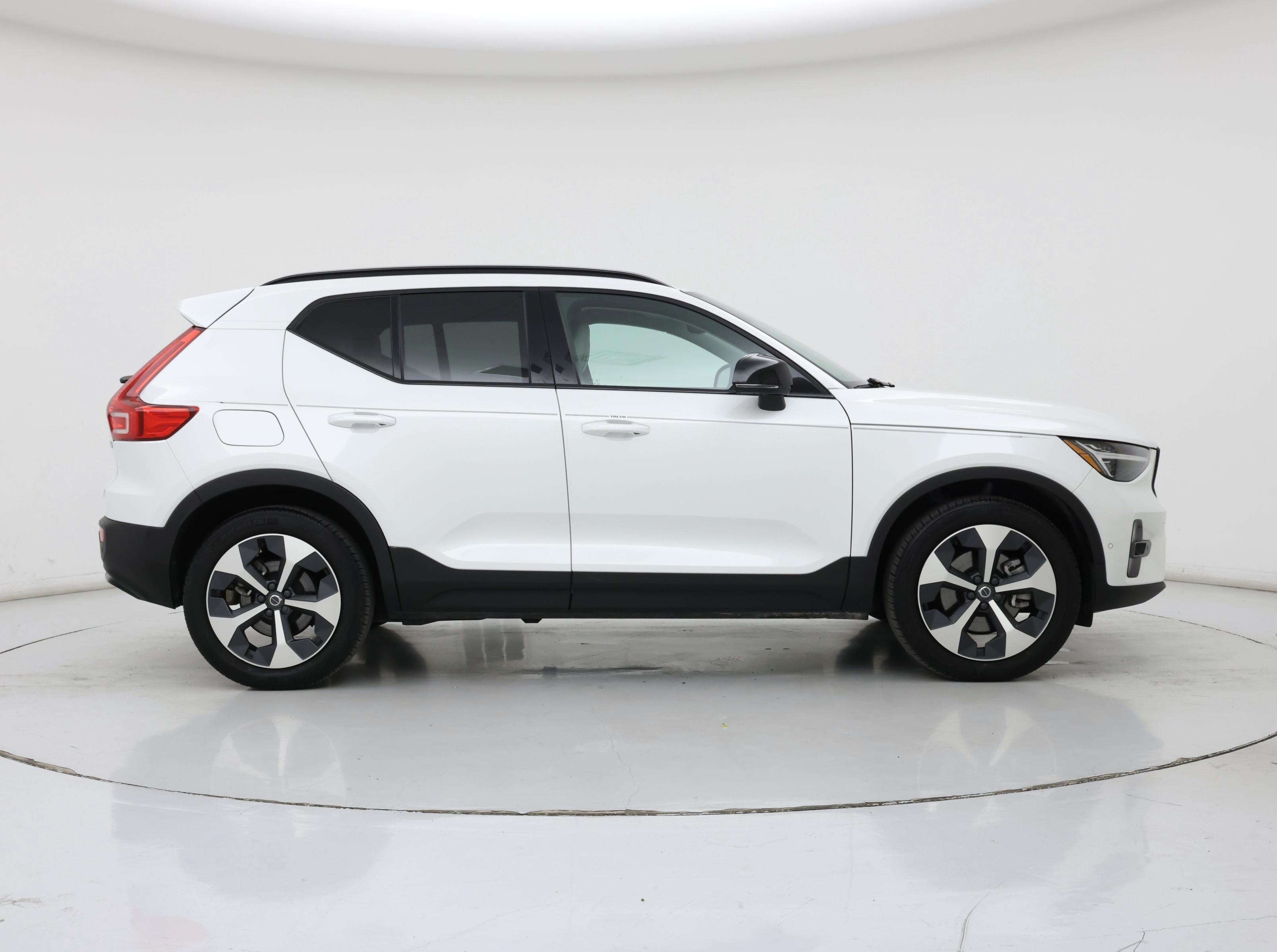 Thumbnail: 2023 Volvo XC40 - 7
