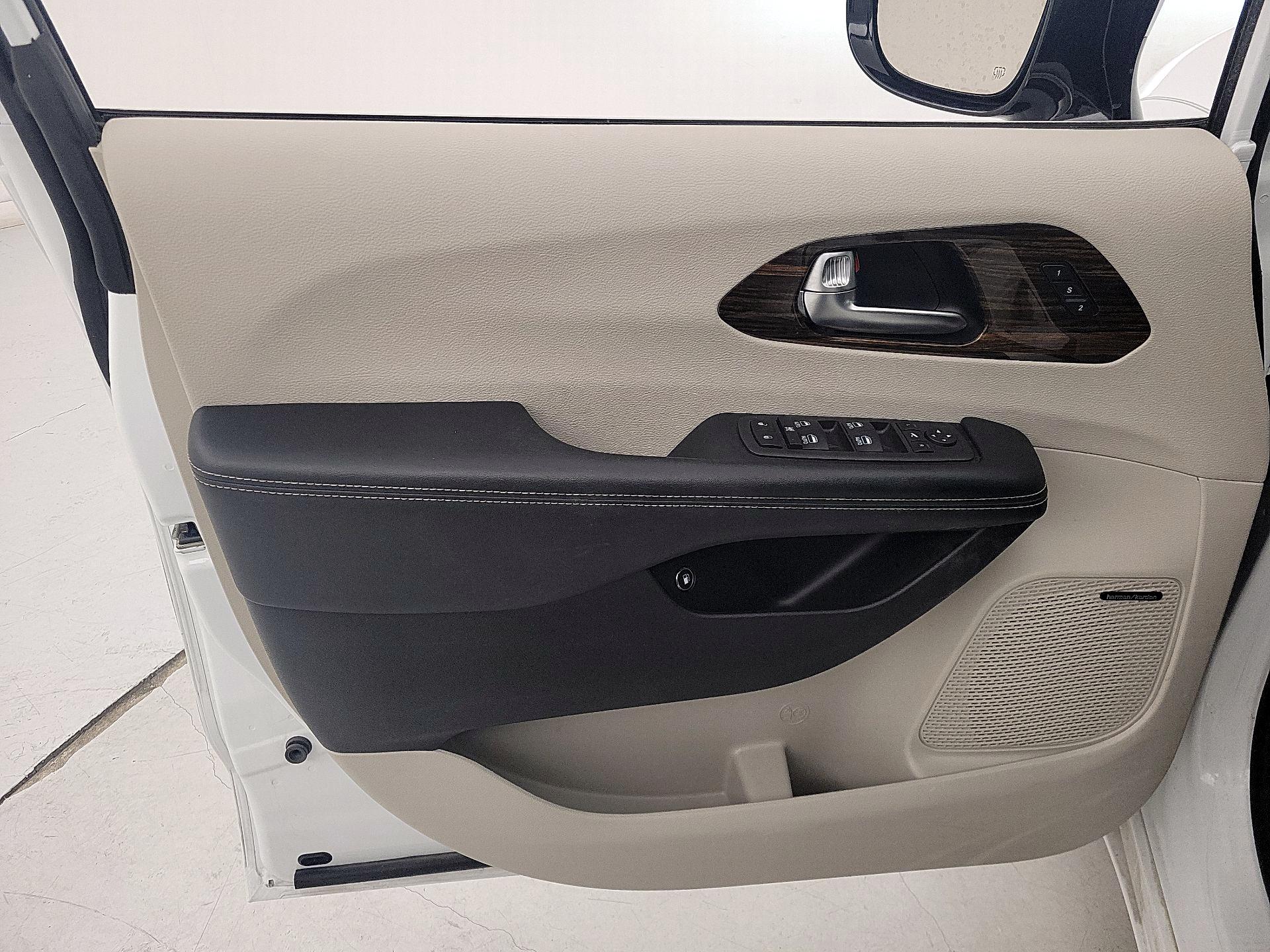 Thumbnail: 2023 Chrysler Pacifica - 12