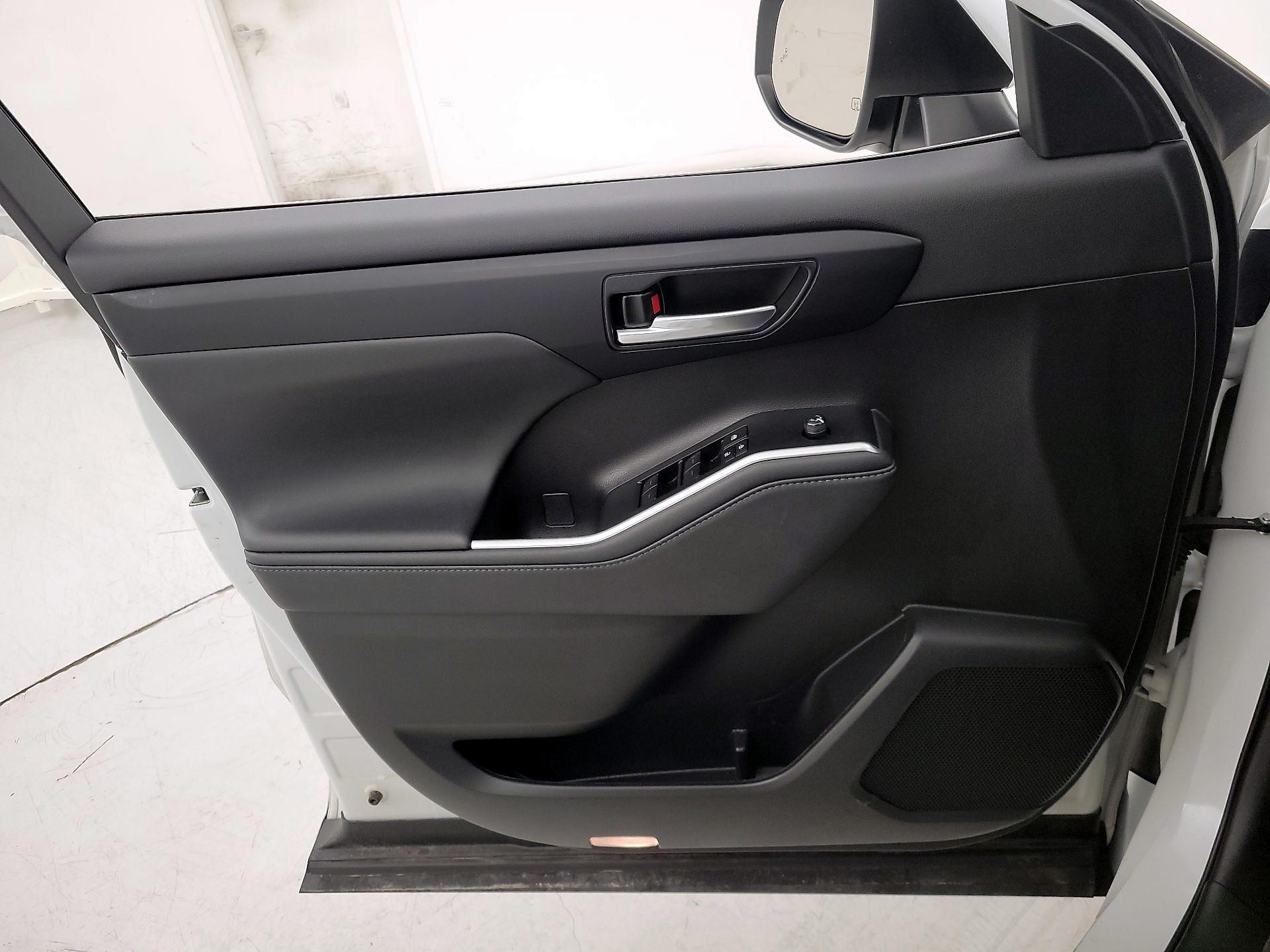 Thumbnail: 2023 Toyota Highlander - 12