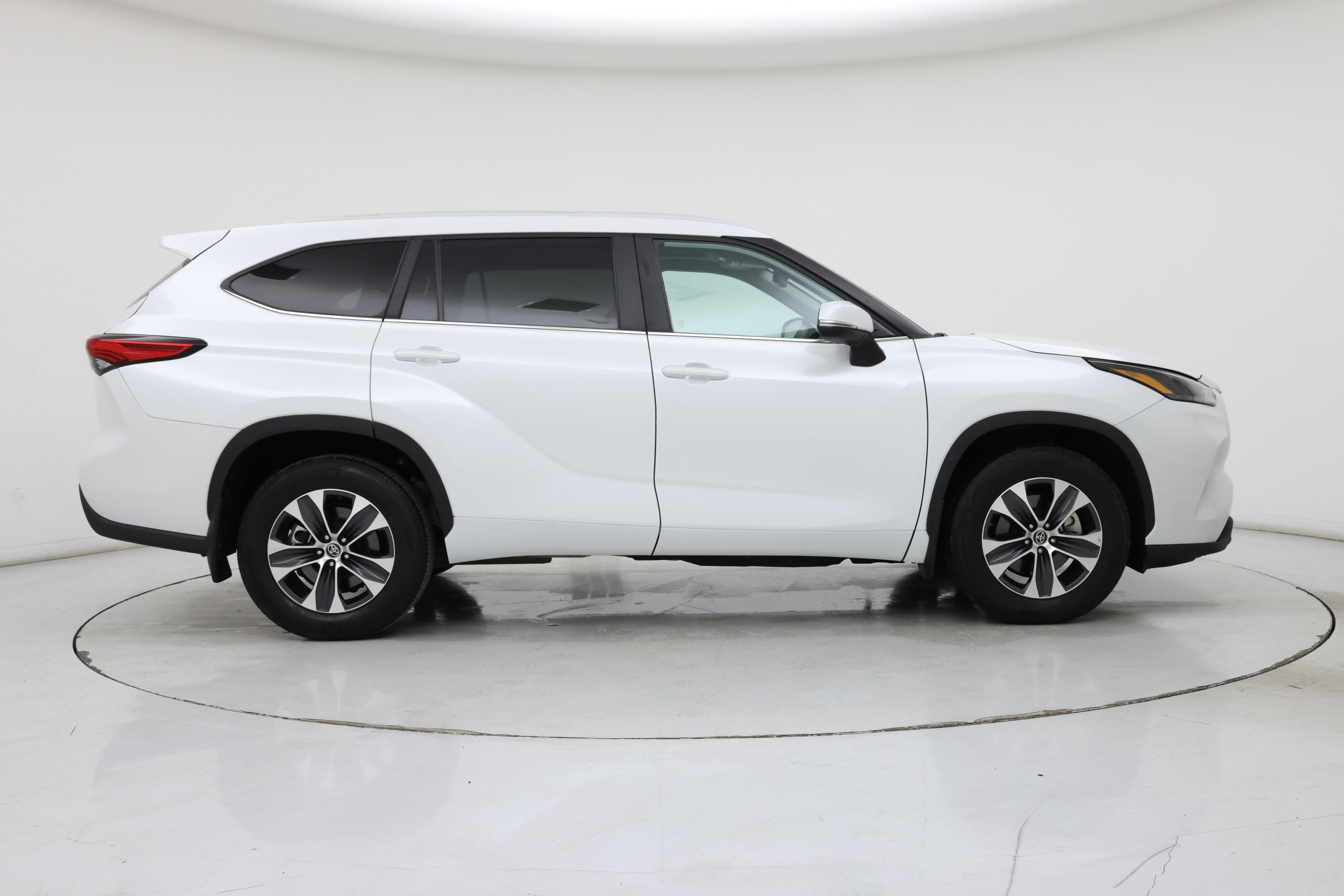 Thumbnail: 2023 Toyota Highlander - 7