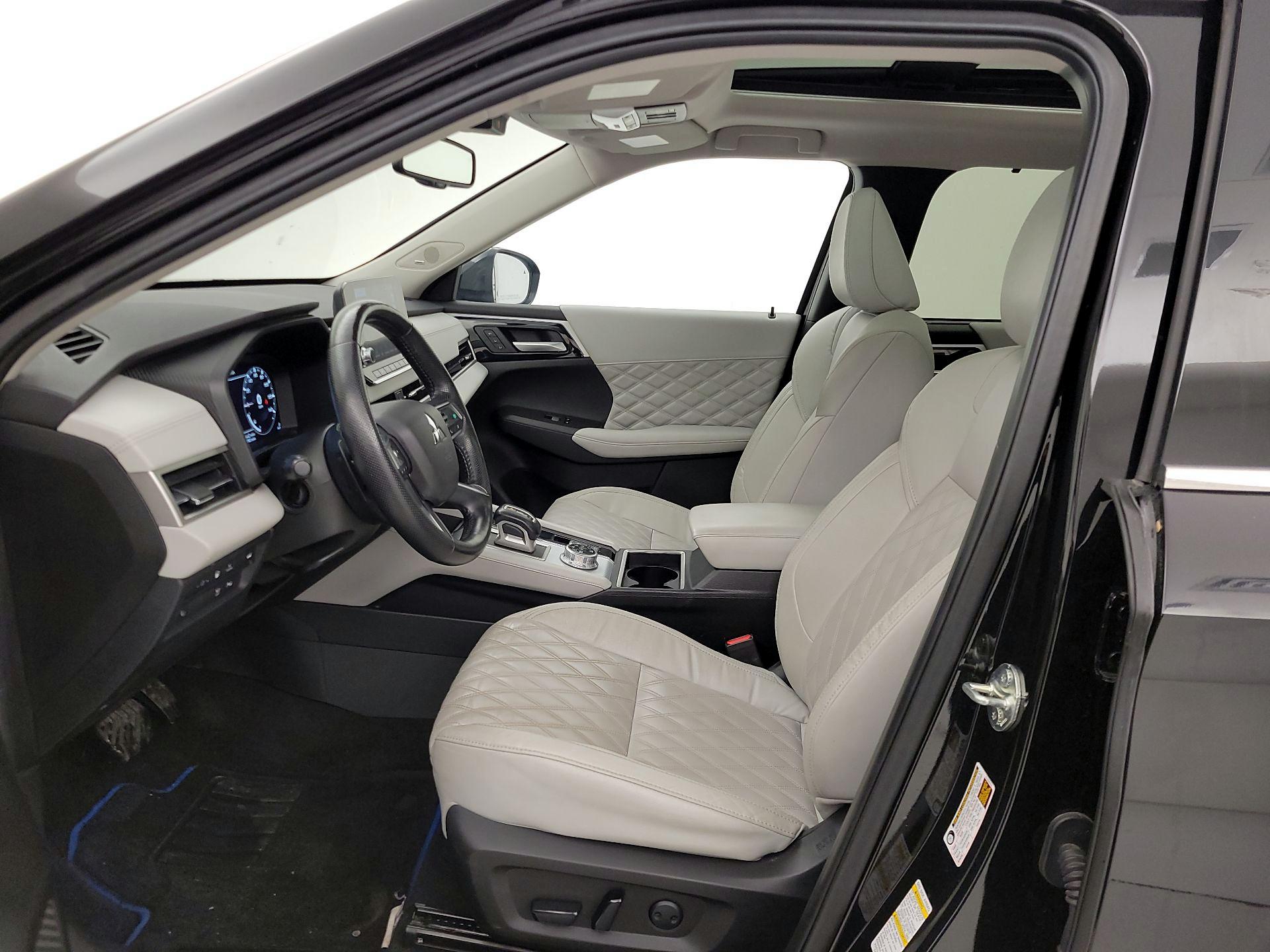 Thumbnail: 2023 Mitsubishi Outlander - 11