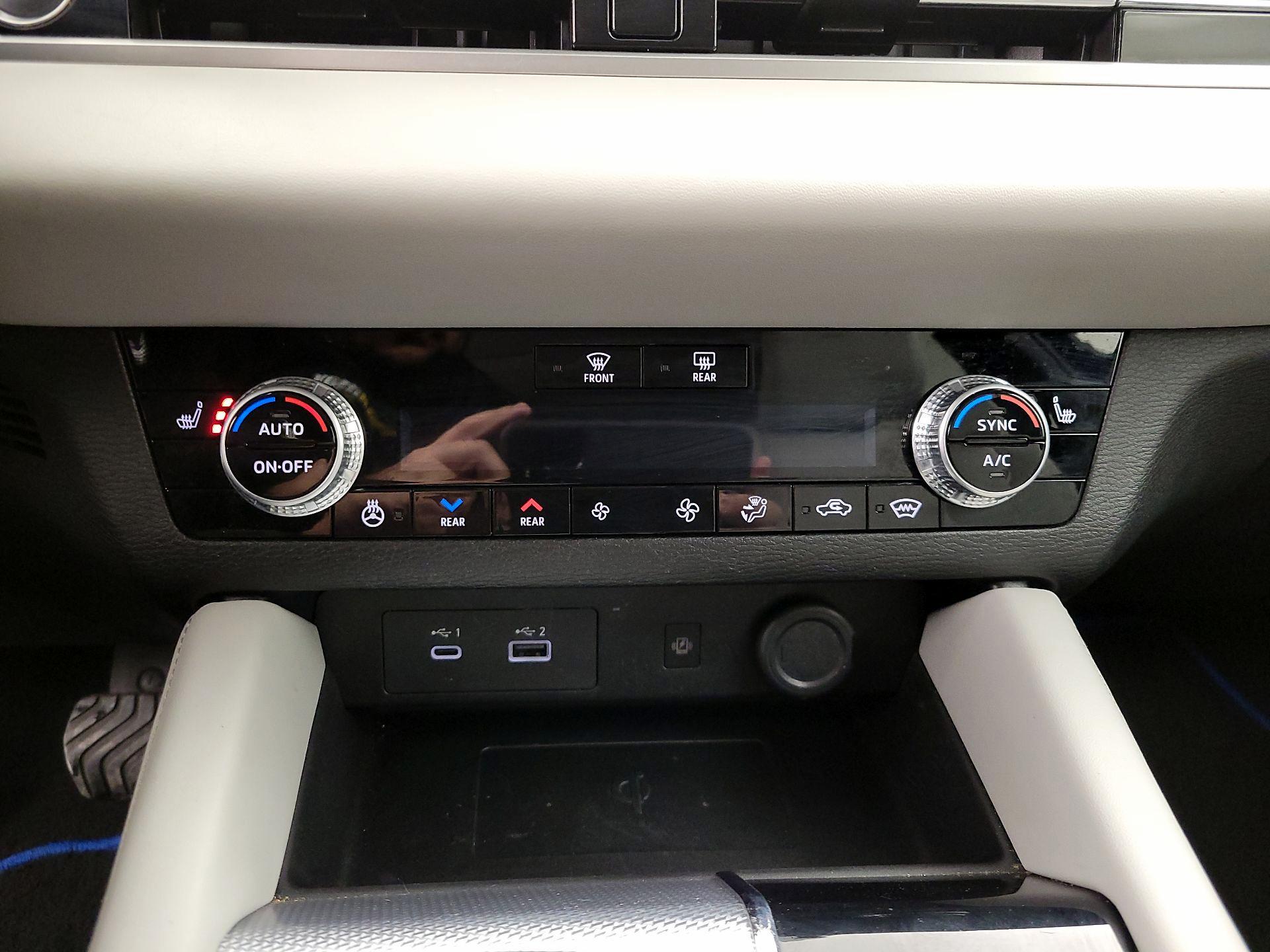 Thumbnail: 2023 Mitsubishi Outlander - 17