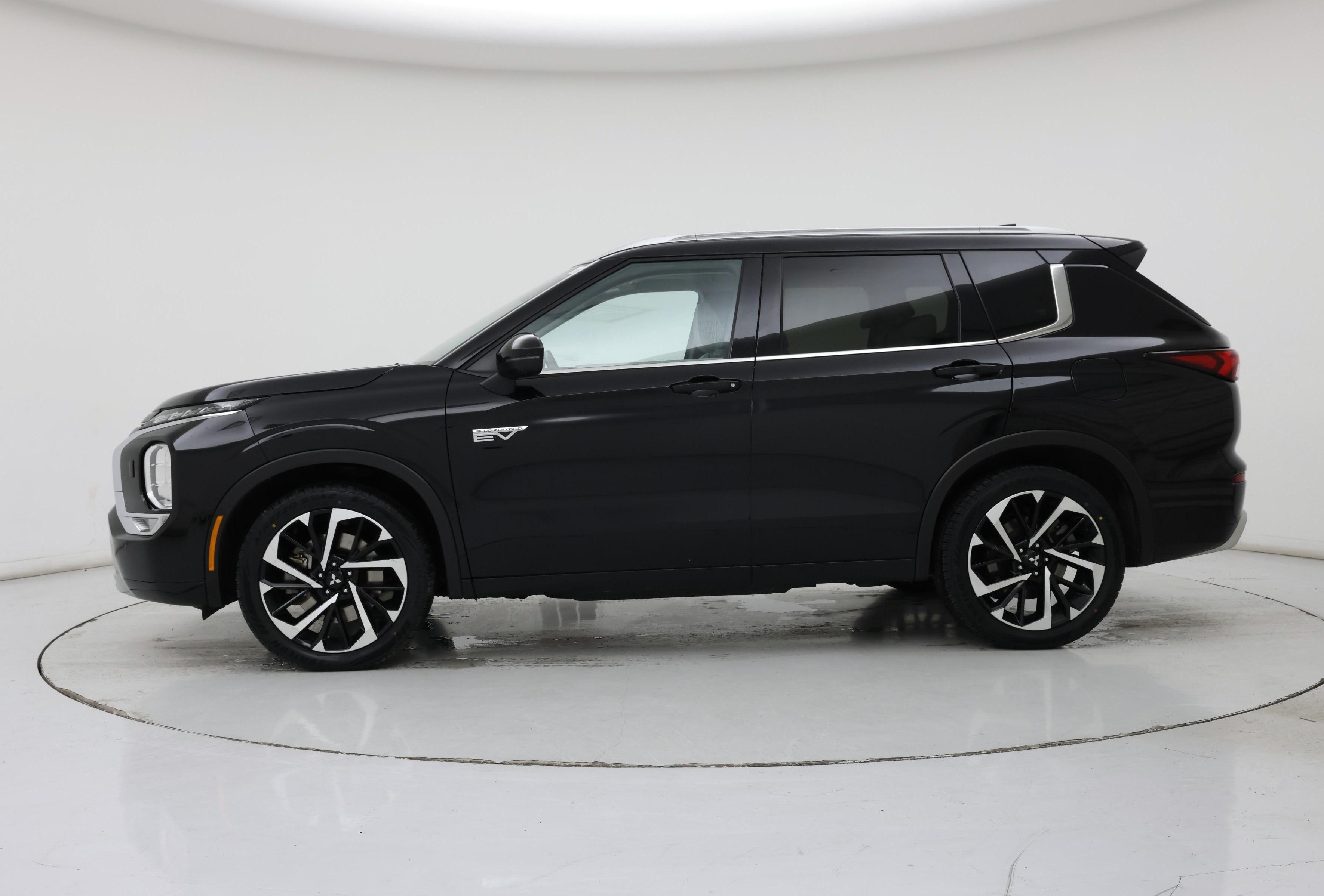 Thumbnail: 2023 Mitsubishi Outlander - 3