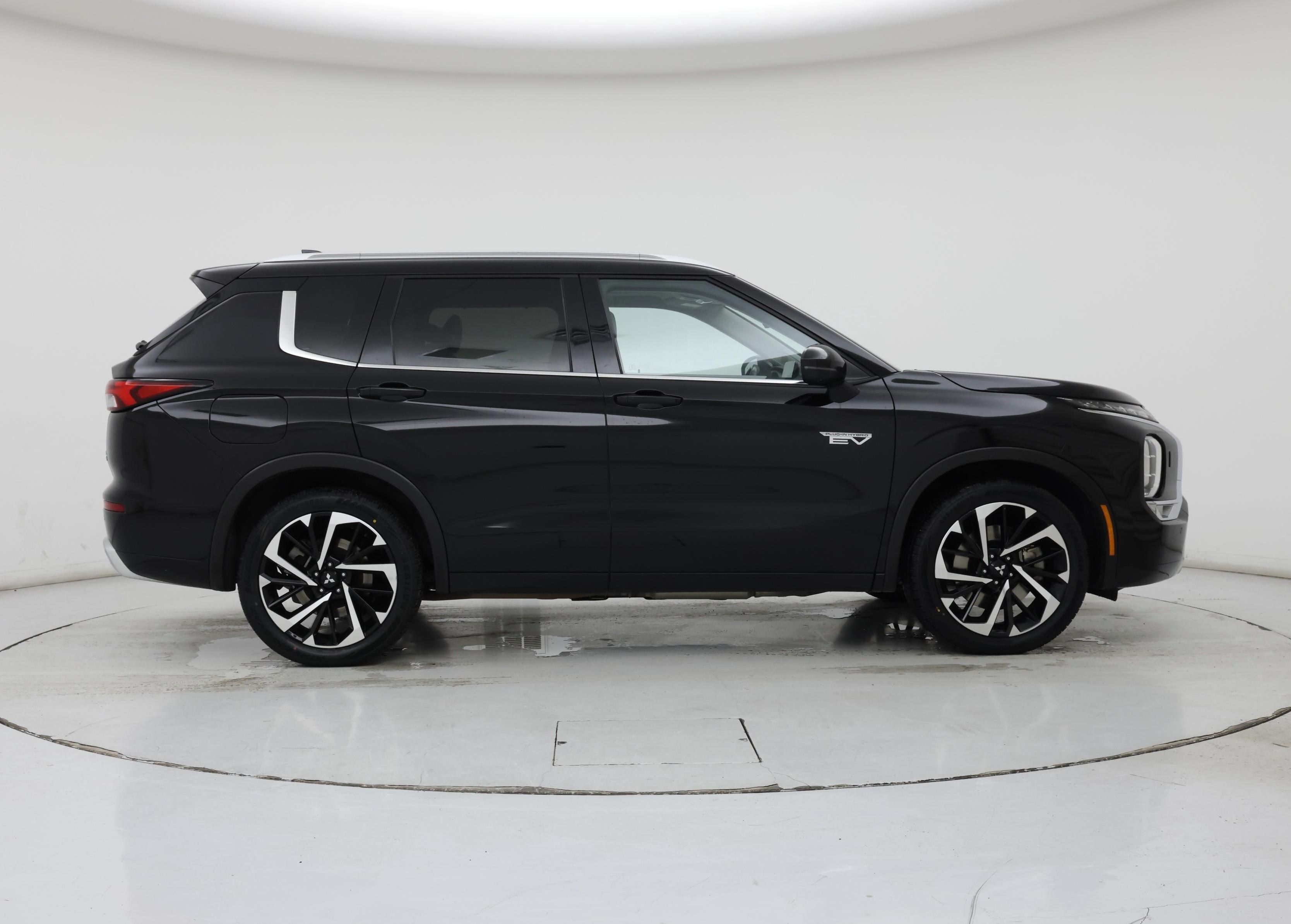 Thumbnail: 2023 Mitsubishi Outlander - 7